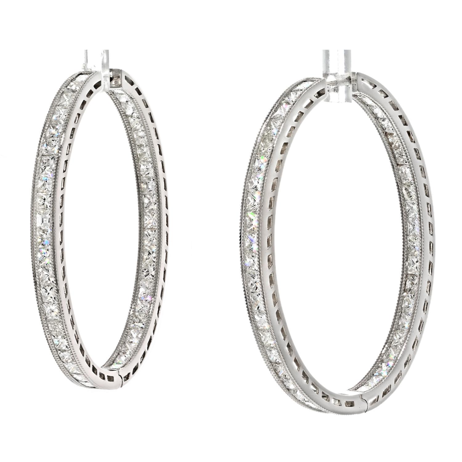 Die 18 Karat Weißgold 10,71cttw Inside Out Princess Cut Diamond Hoop Earrings sind eine atemberaubende Darstellung von Luxus und Eleganz. Die Diamanten sind sowohl innen als auch außen in einer Kanalfassung gefasst, die aus jedem Blickwinkel ein