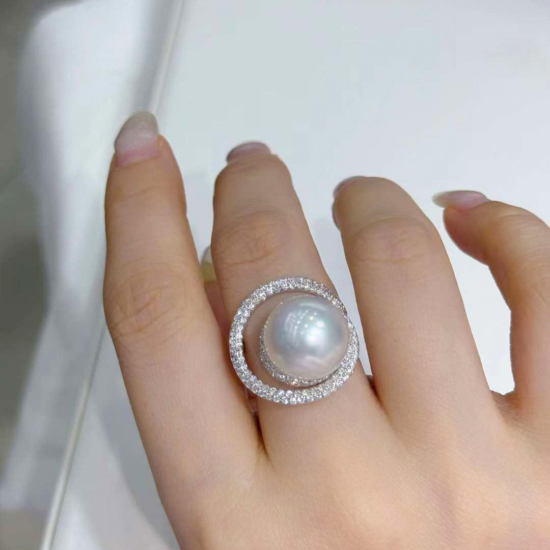 【Lustre Arc】Orbit Halo Aurora South Sea Pearl Diamond Ring In New Condition For Sale In New York, NY