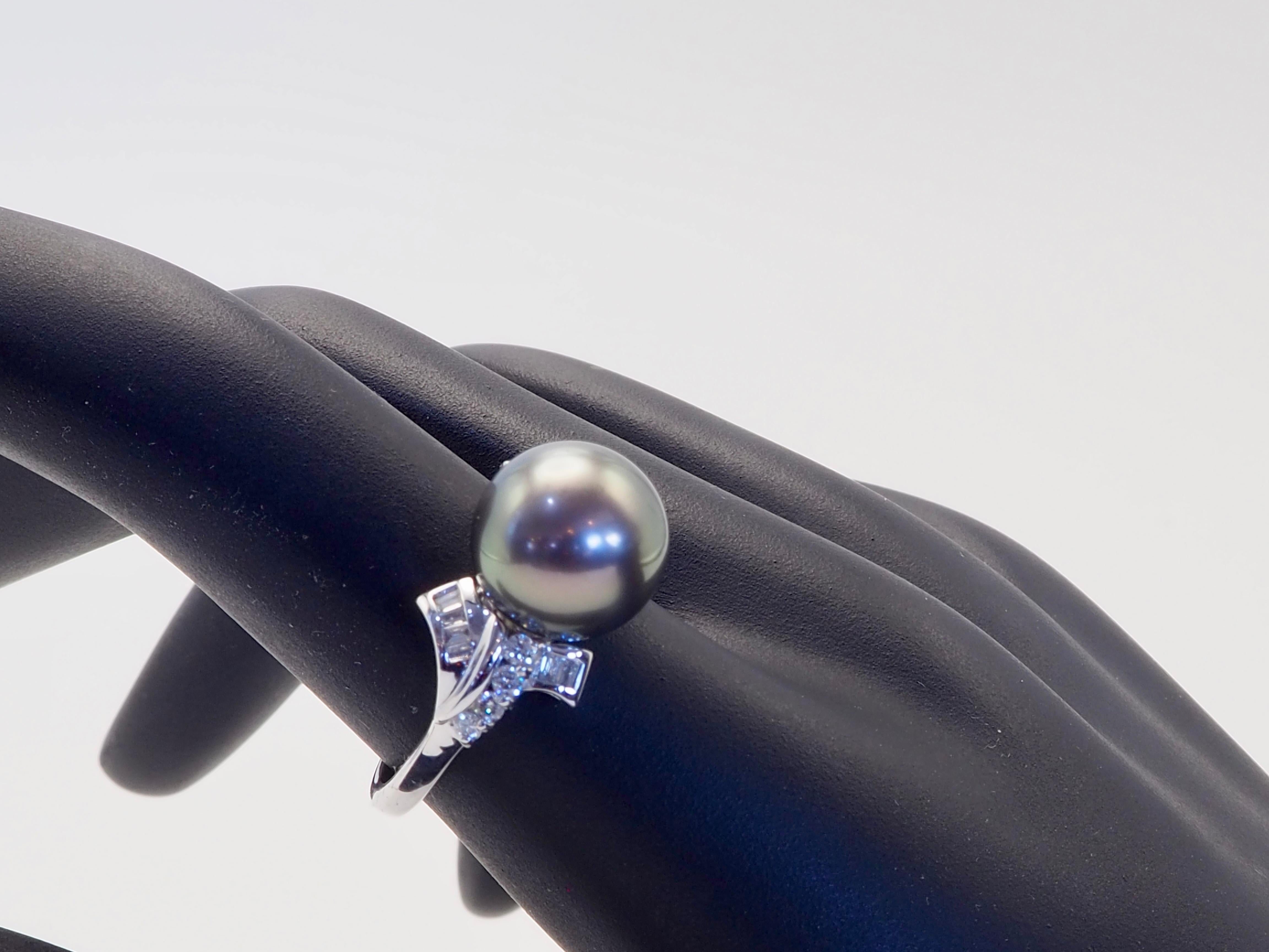 Bague cocktail en or blanc 18 carats perle de Tahiti 10,7 mm et 0,30 carats de diamants Unisexe en vente