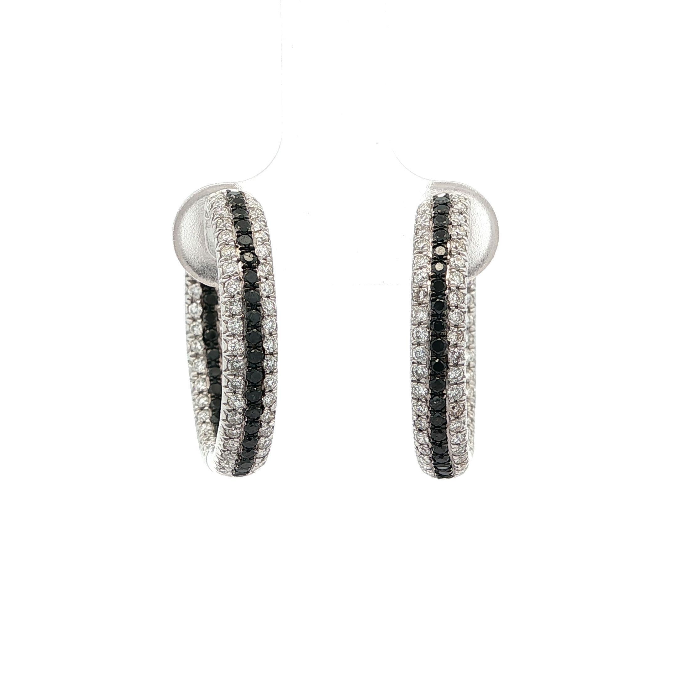 -- Stones --
216 Echte Naturdiamanten - Runder Brillantschliff - Pave Set - Ausgefallene schwarze und weiße Diamanten
Karat Gesamtgewicht: ca. 1,08.

MATERIAL: Massives 18k Weißgold
Gewicht: 7,9 Gramm
Rückseite: Stifte mit Schnappverschlüssen