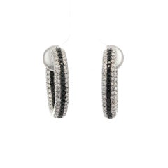 18k Weißgold 1,08ctw Fancy Schwarz mit weißem Diamant In & Out Hoop Ohrringe