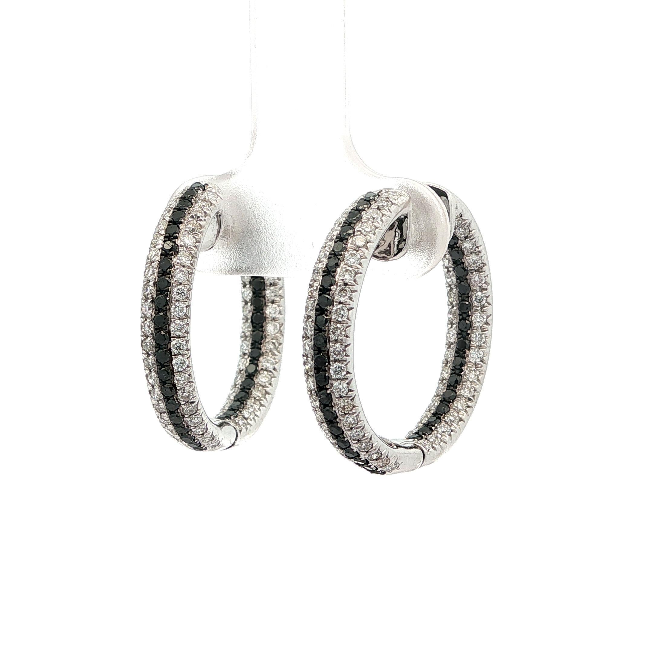 18k Weißgold 1,08ctw Fancy Schwarz mit weißem Diamant In & Out Hoop Ohrringe im Zustand „Hervorragend“ im Angebot in Montclair, NJ