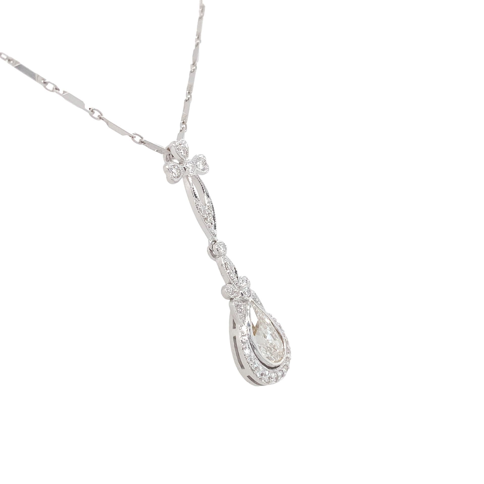 Pendentif en or blanc 18 carats orné d'un diamant poire de 1,09 carat. Magnifique design avec des motifs floraux et des feuilles avec des détails en milgrain. Le diamant a un rapport GIA #2211038455 indiquant une couleur G et une pureté SI2 et