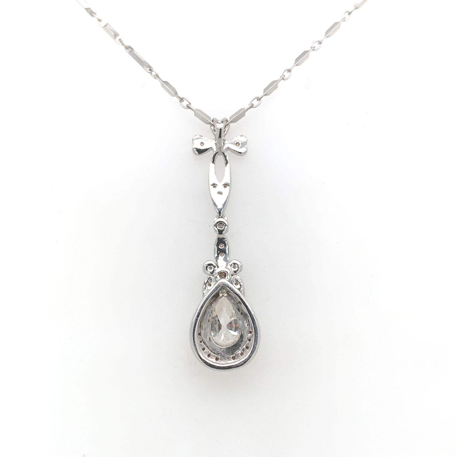 Taille poire Pendentif en or blanc 18 carats avec rapport GIA et chaîne 18 carats avec diamant taille poire de 1,09 carat en vente