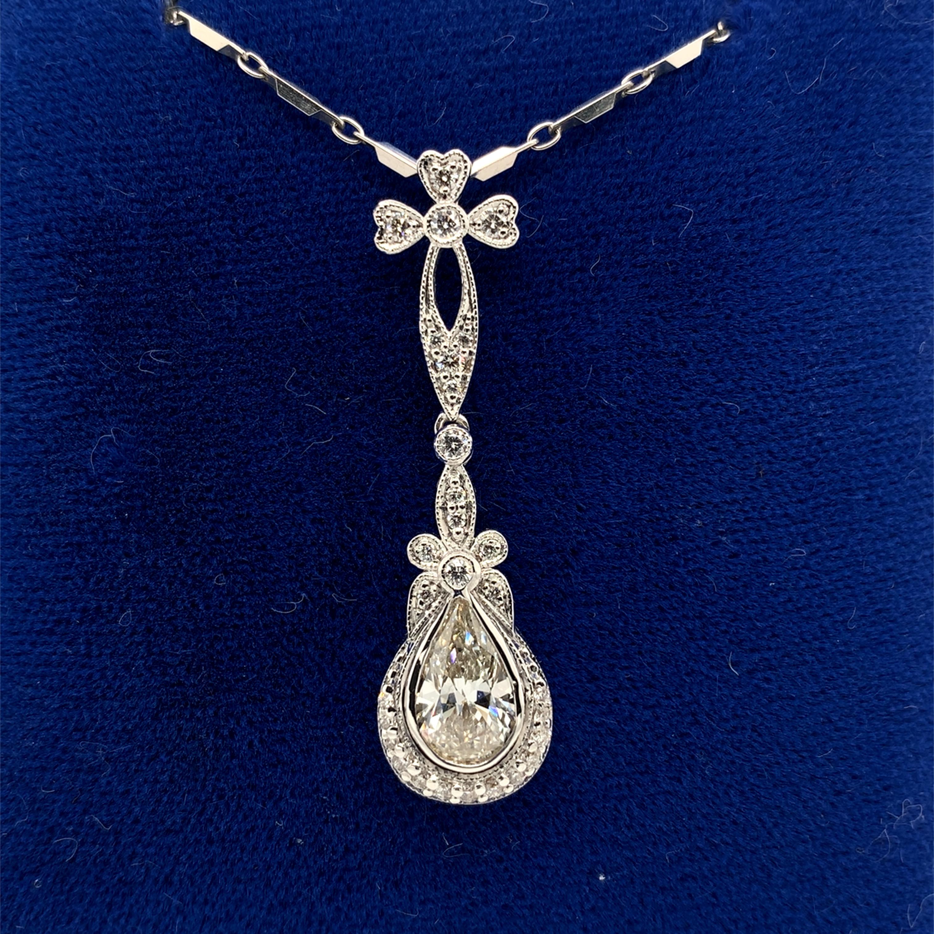 Pendentif en or blanc 18 carats avec rapport GIA et chaîne 18 carats avec diamant taille poire de 1,09 carat Neuf - En vente à Big Bend, WI
