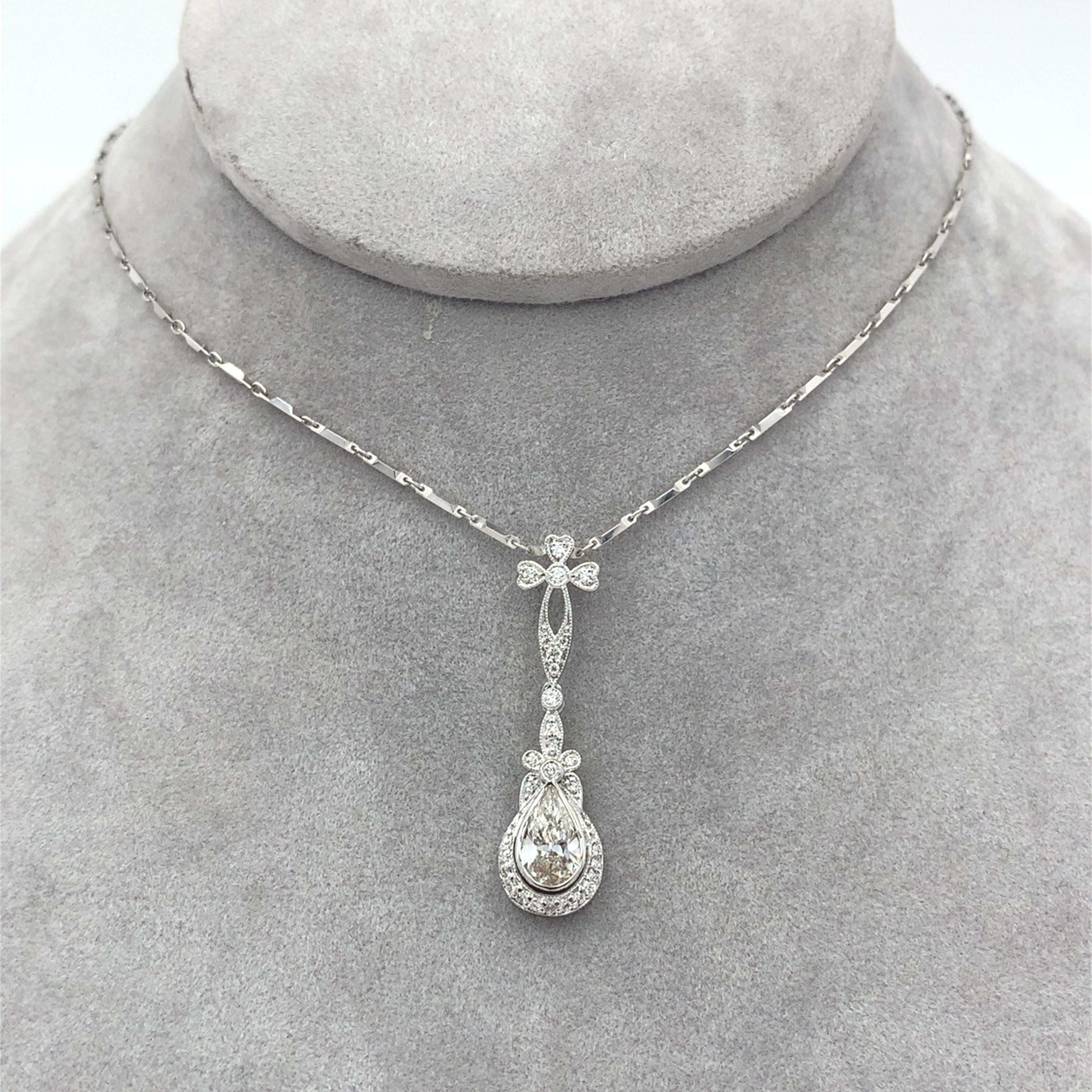 Pendentif en or blanc 18 carats avec rapport GIA et chaîne 18 carats avec diamant taille poire de 1,09 carat en vente 1