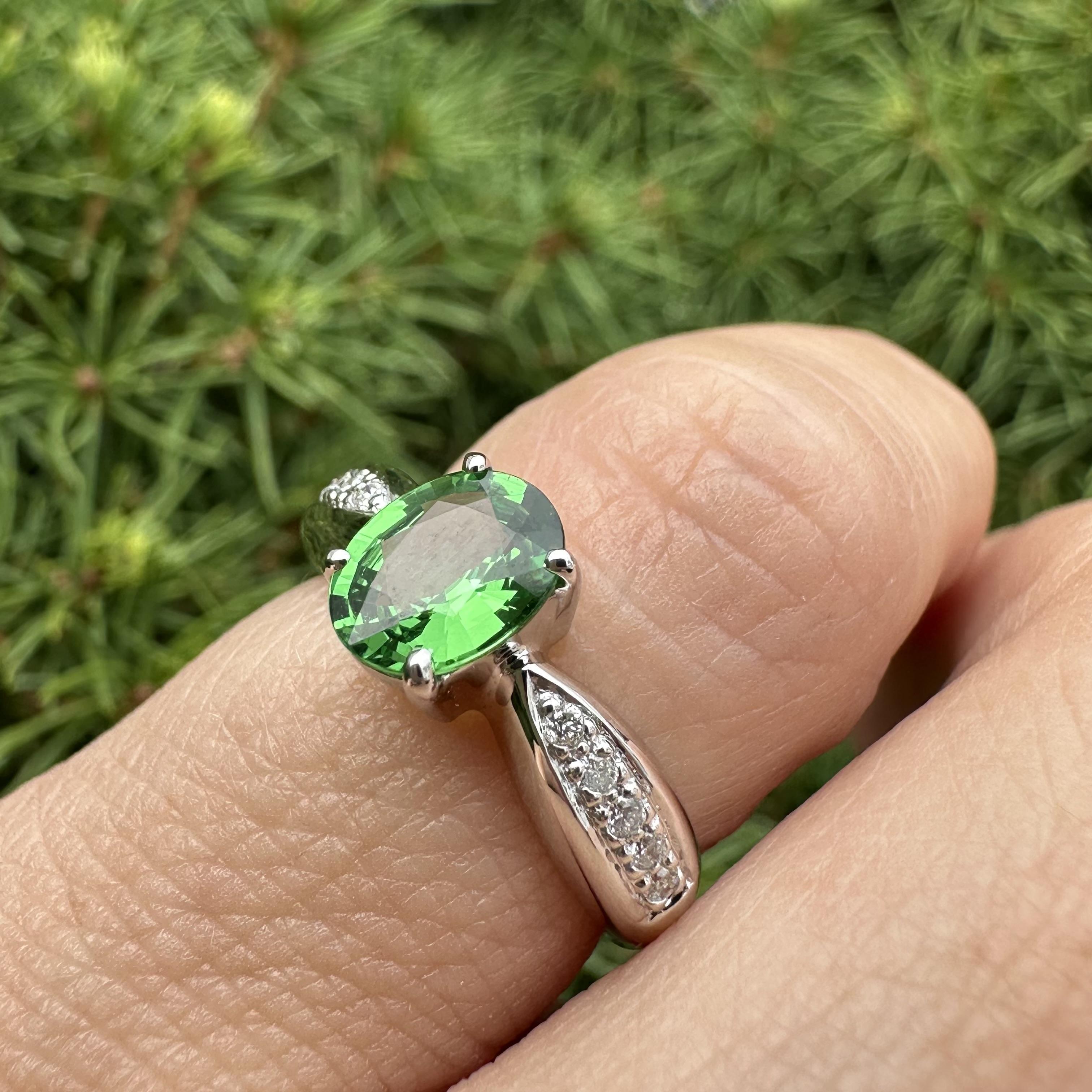 Anello solitario in oro bianco 18k con tsavorite verde da 1,09 carati e pavé di diamanti in vendita 5
