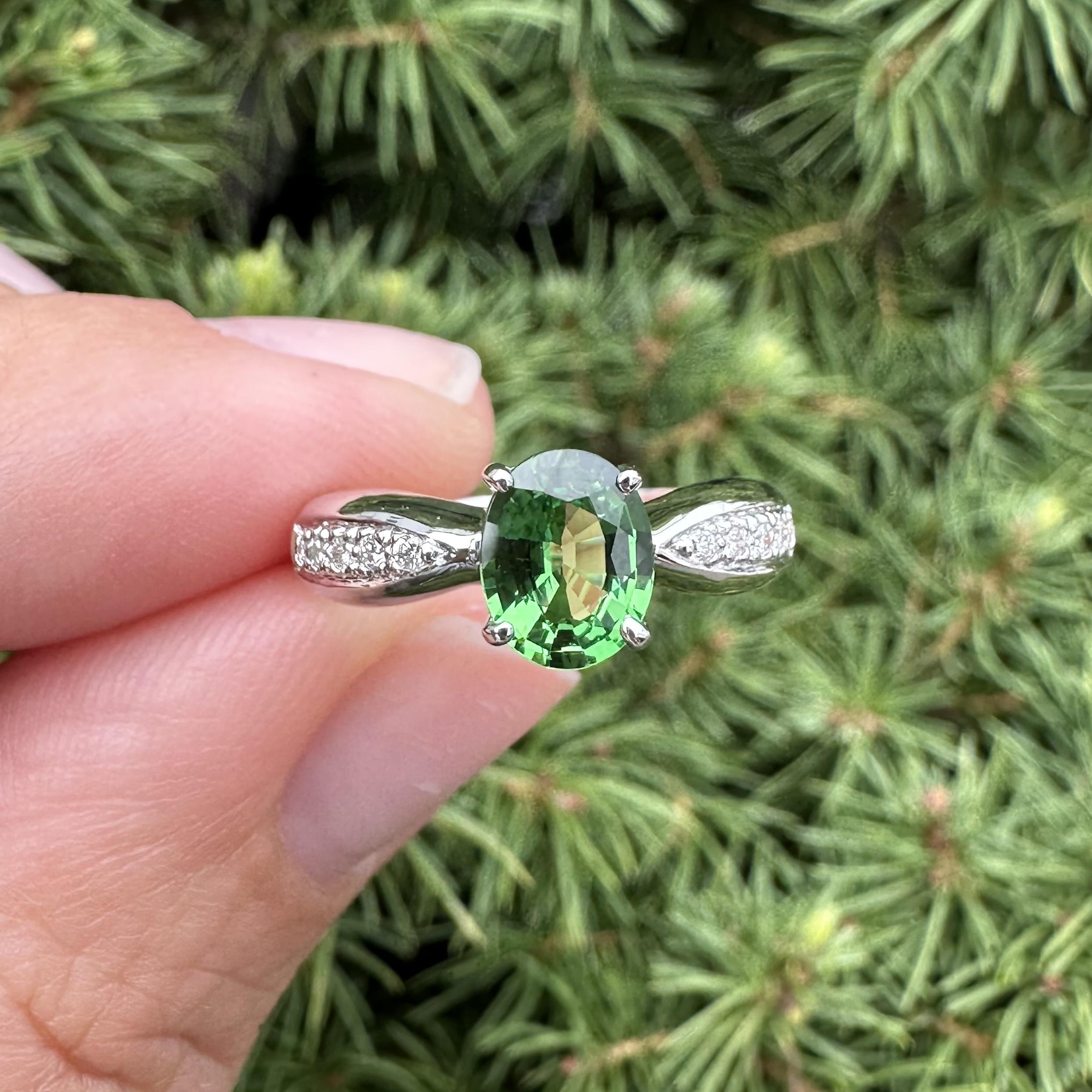 Anello solitario in oro bianco 18k con tsavorite verde da 1,09 carati e pavé di diamanti in vendita 6
