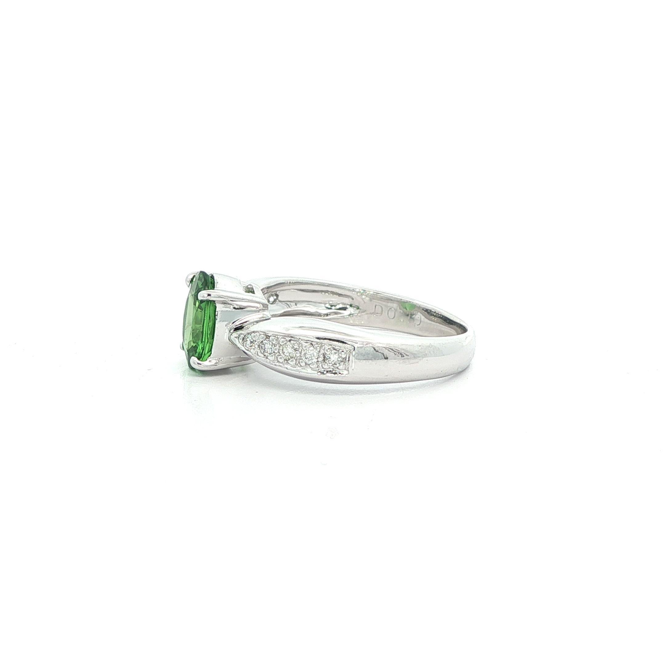 Anello solitario in oro bianco 18k con tsavorite verde da 1,09 carati e pavé di diamanti In condizioni ottime in vendita a Montclair, NJ