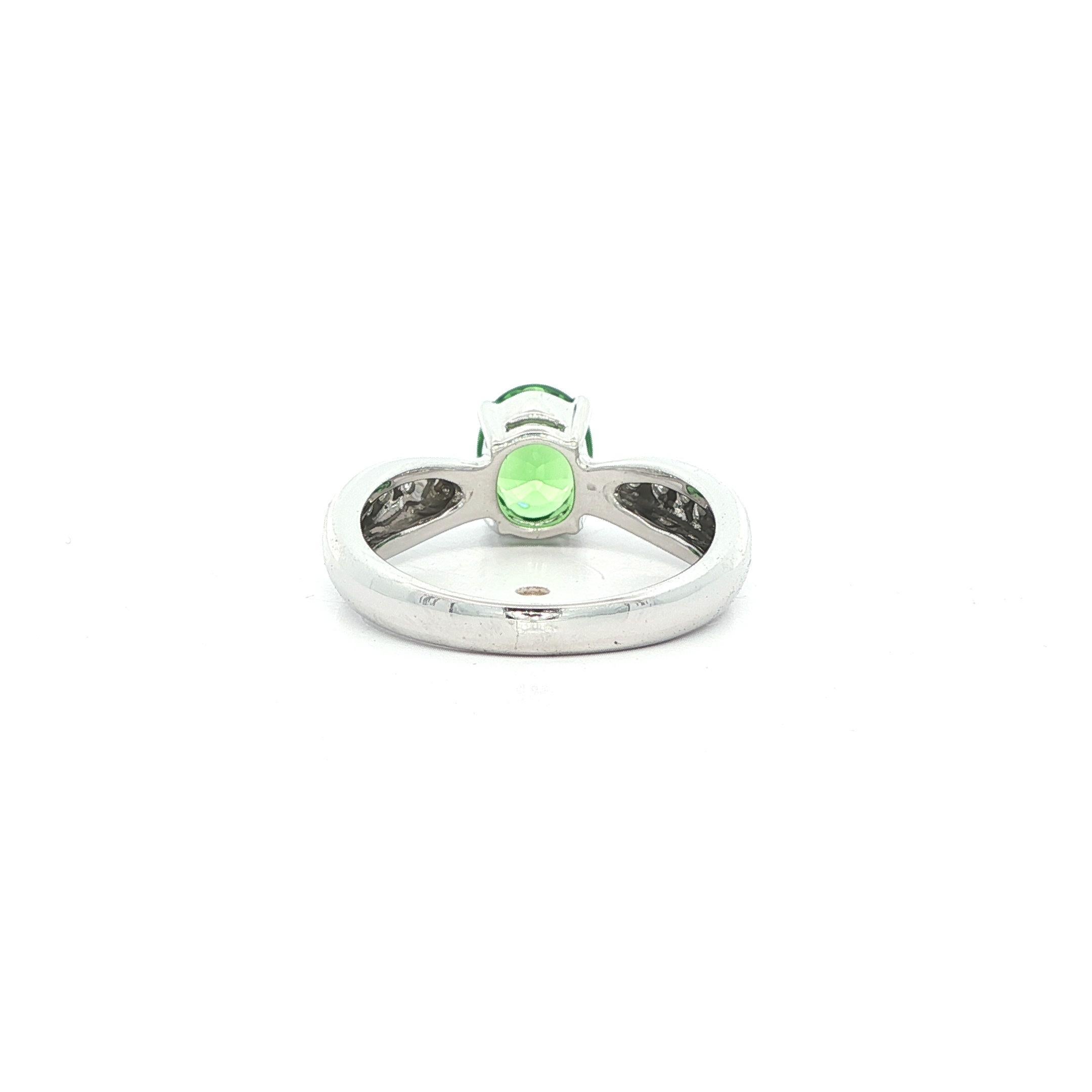Donna Anello solitario in oro bianco 18k con tsavorite verde da 1,09 carati e pavé di diamanti in vendita