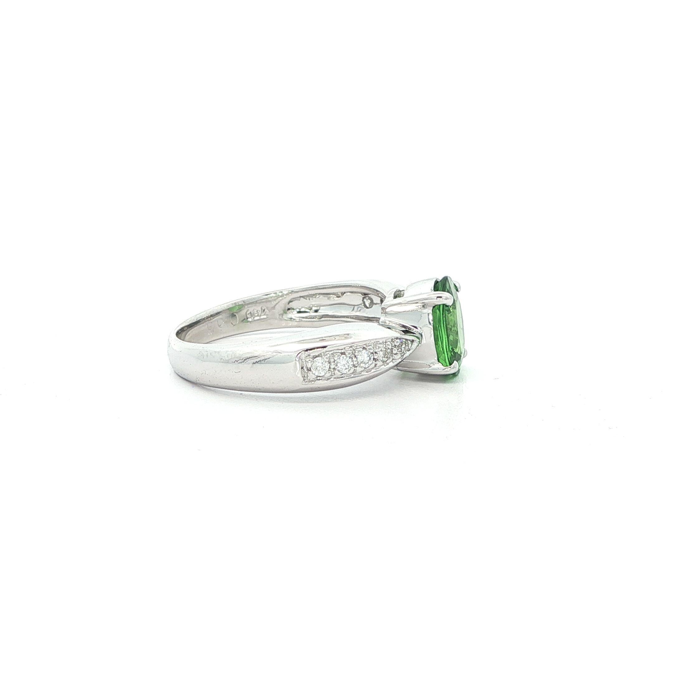 Anello solitario in oro bianco 18k con tsavorite verde da 1,09 carati e pavé di diamanti in vendita 1