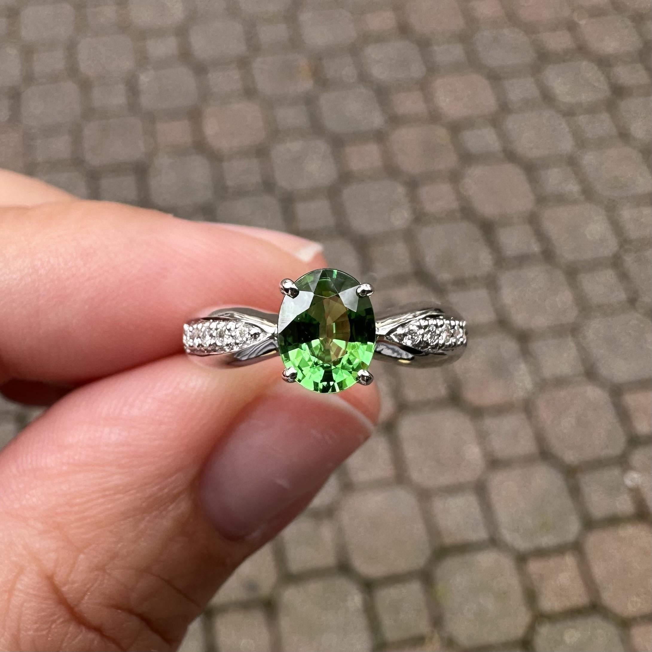 Anello solitario in oro bianco 18k con tsavorite verde da 1,09 carati e pavé di diamanti in vendita 3
