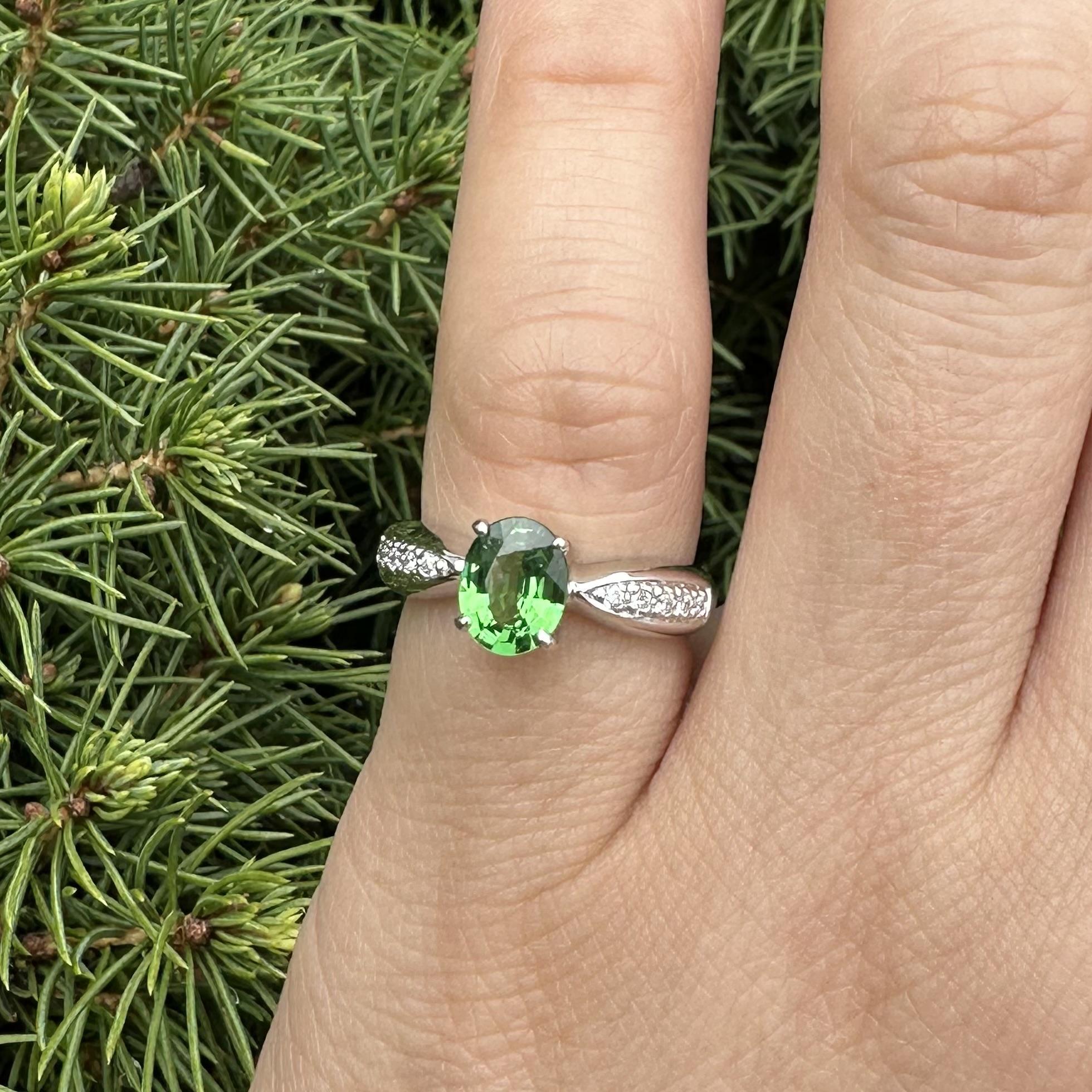 Anello solitario in oro bianco 18k con tsavorite verde da 1,09 carati e pavé di diamanti in vendita 4