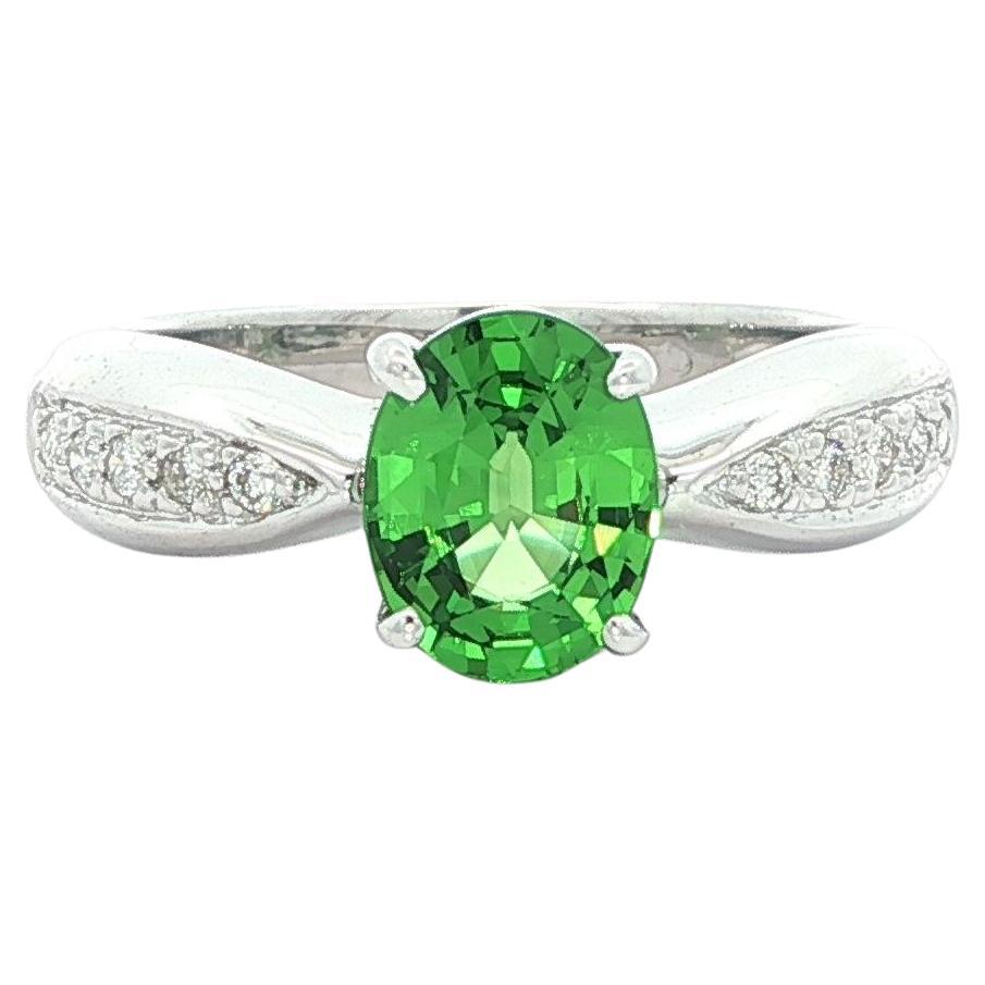 Anello solitario in oro bianco 18k con tsavorite verde da 1,09 carati e pavé di diamanti in vendita