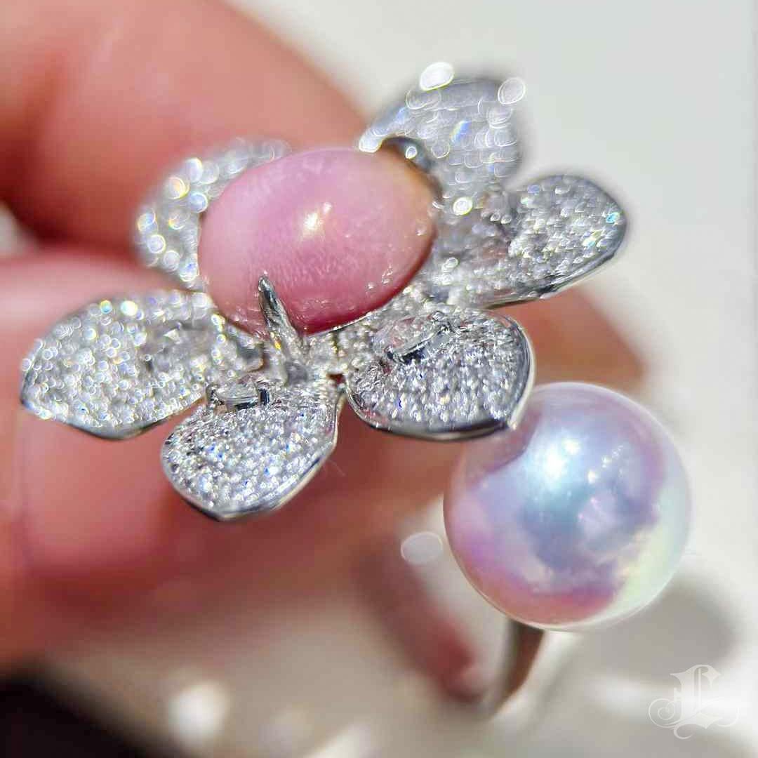【Conchéa】Blossom Muse Conch & Akoya Pearl Ring — 3.02ct In New Condition For Sale In New York, NY