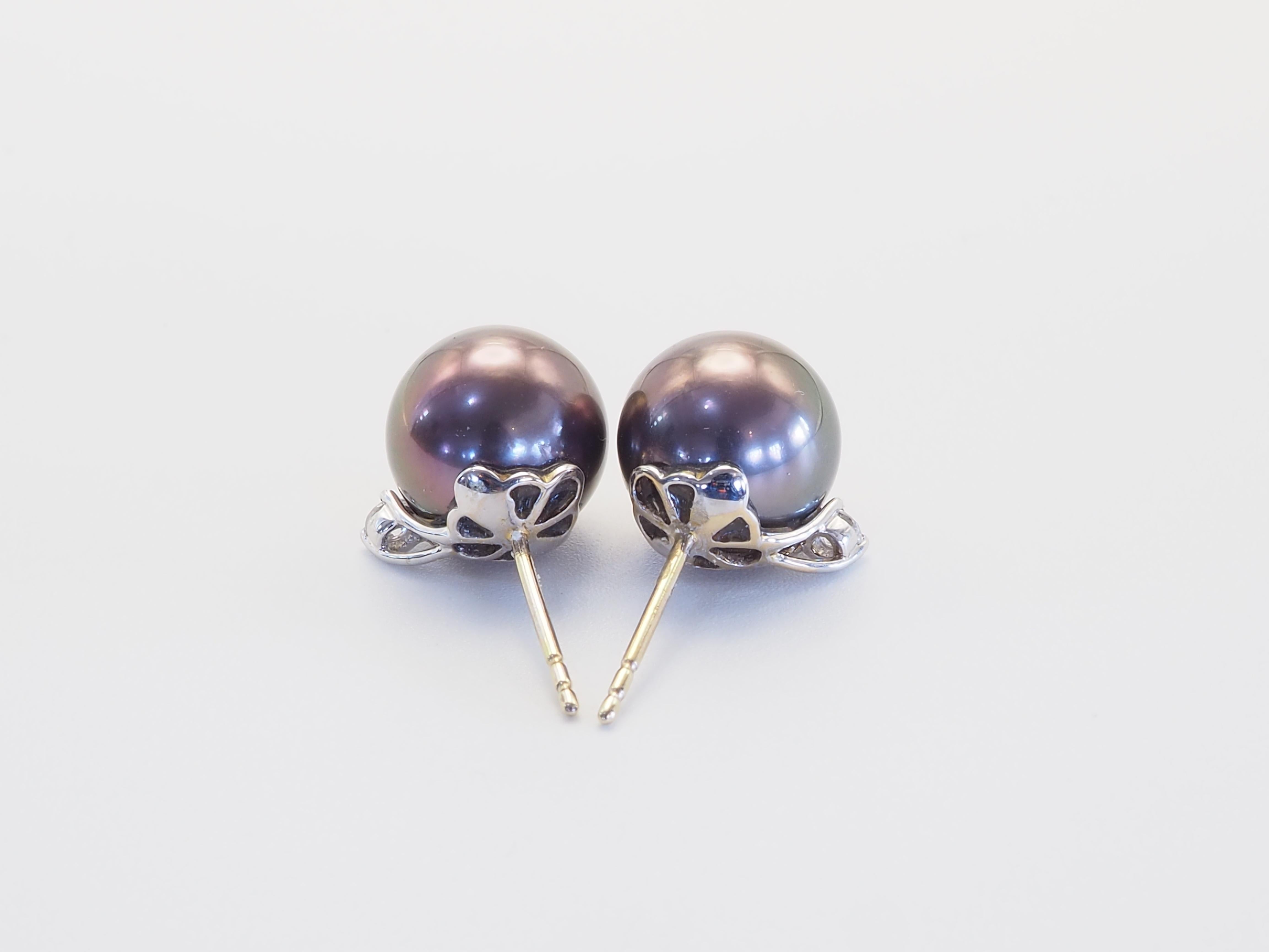 Perle Boucles d'oreilles en or blanc 18 carats perle de Tahiti aubergine rouge de 10 mm et diamant de 0,12 carats en vente