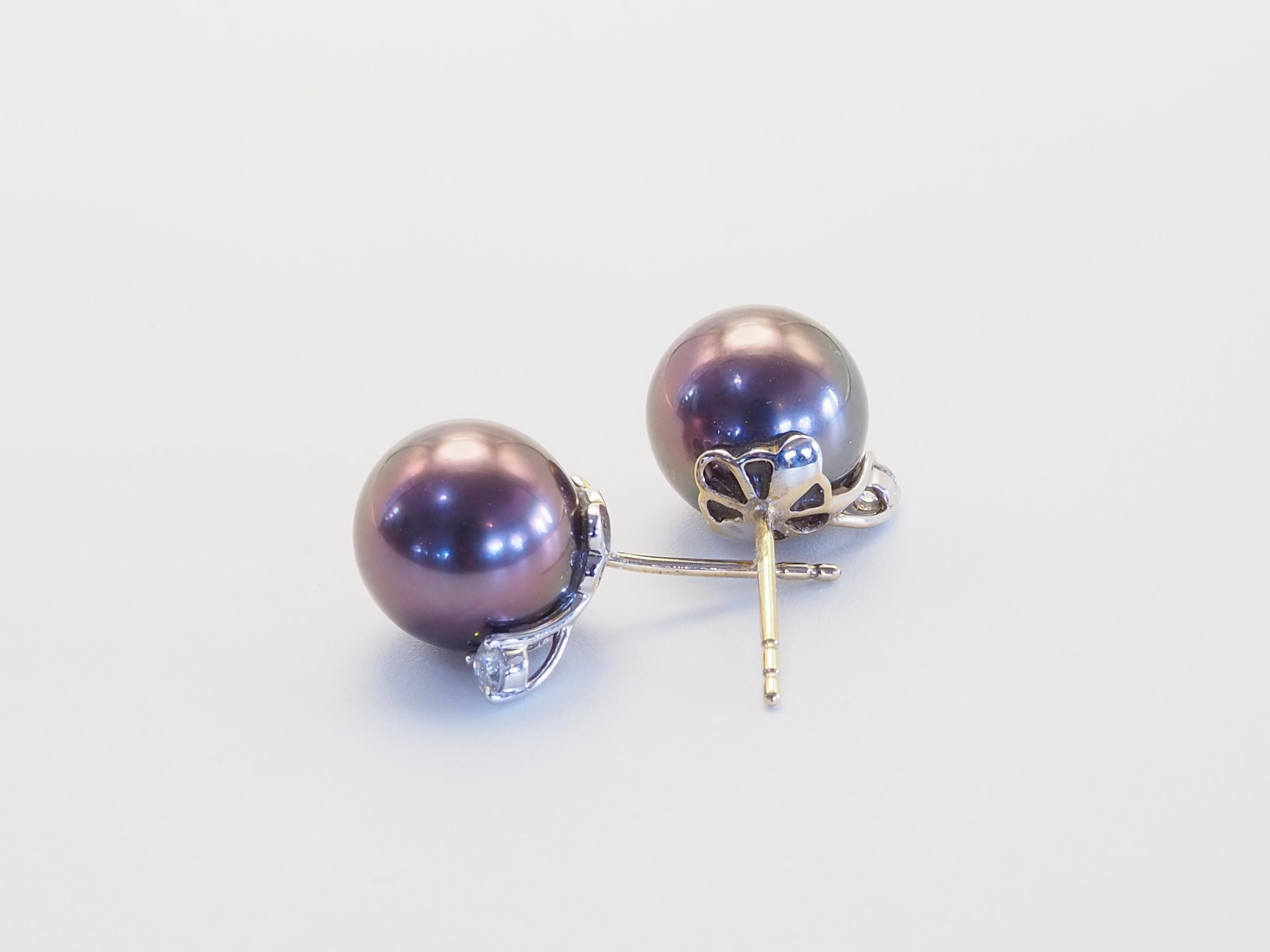 Boucles d'oreilles en or blanc 18 carats perle de Tahiti aubergine rouge de 10 mm et diamant de 0,12 carats Excellent état - En vente à เกาะสมุย, TH