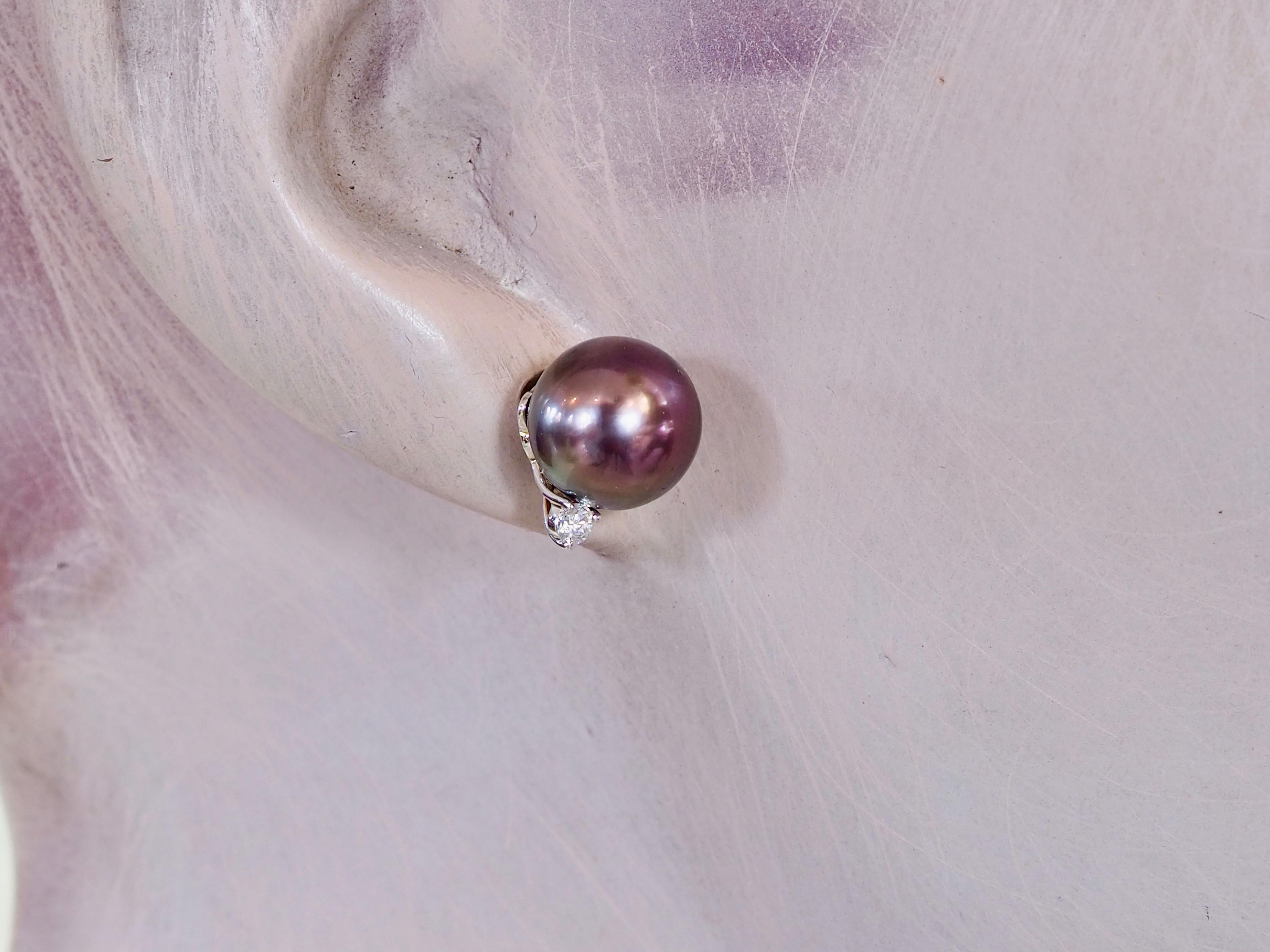 Boucles d'oreilles en or blanc 18 carats perle de Tahiti aubergine rouge de 10 mm et diamant de 0,12 carats en vente 1