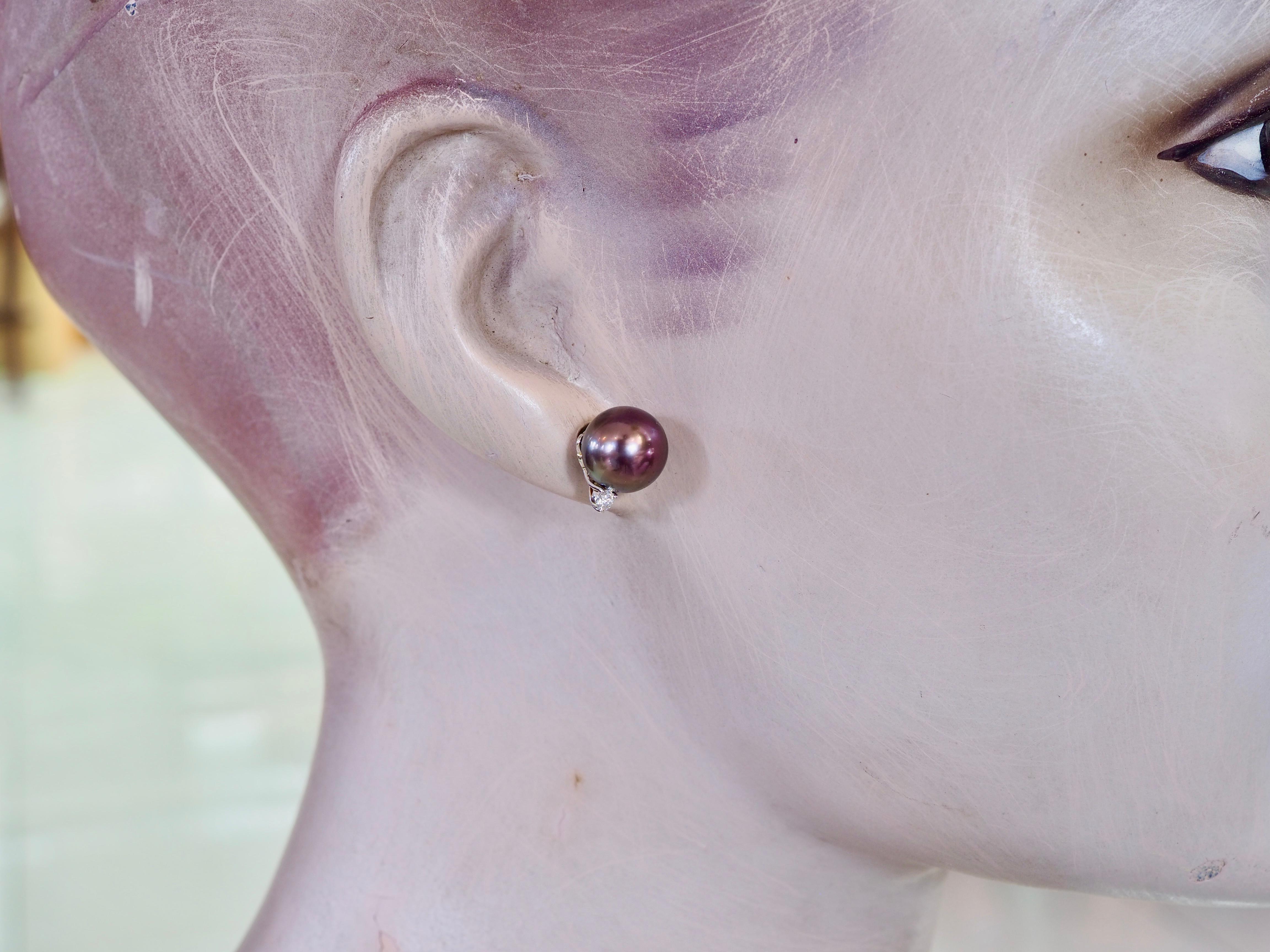 Boucles d'oreilles en or blanc 18 carats perle de Tahiti aubergine rouge de 10 mm et diamant de 0,12 carats en vente 2
