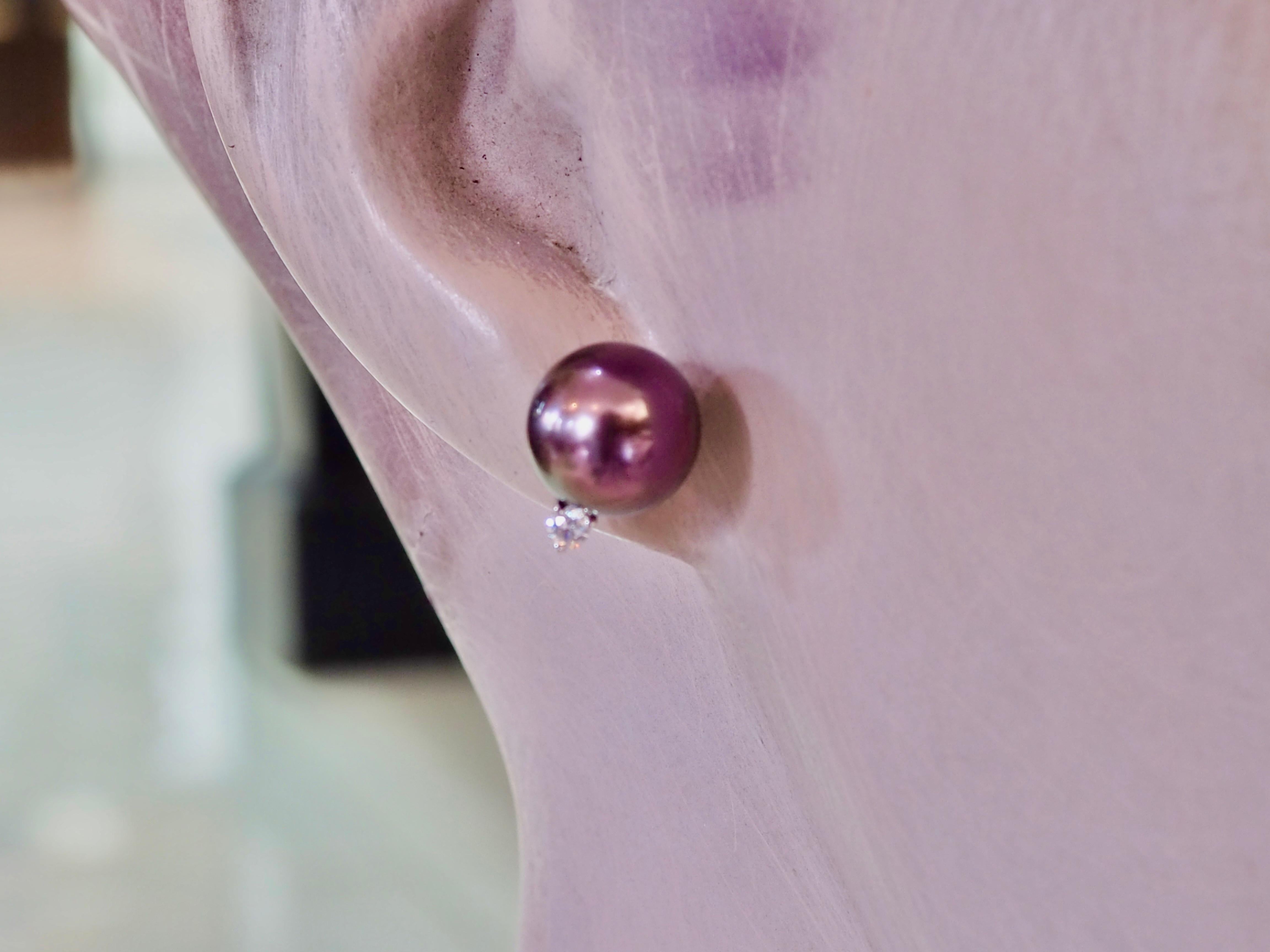 Boucles d'oreilles en or blanc 18 carats perle de Tahiti aubergine rouge de 10 mm et diamant de 0,12 carats en vente 3