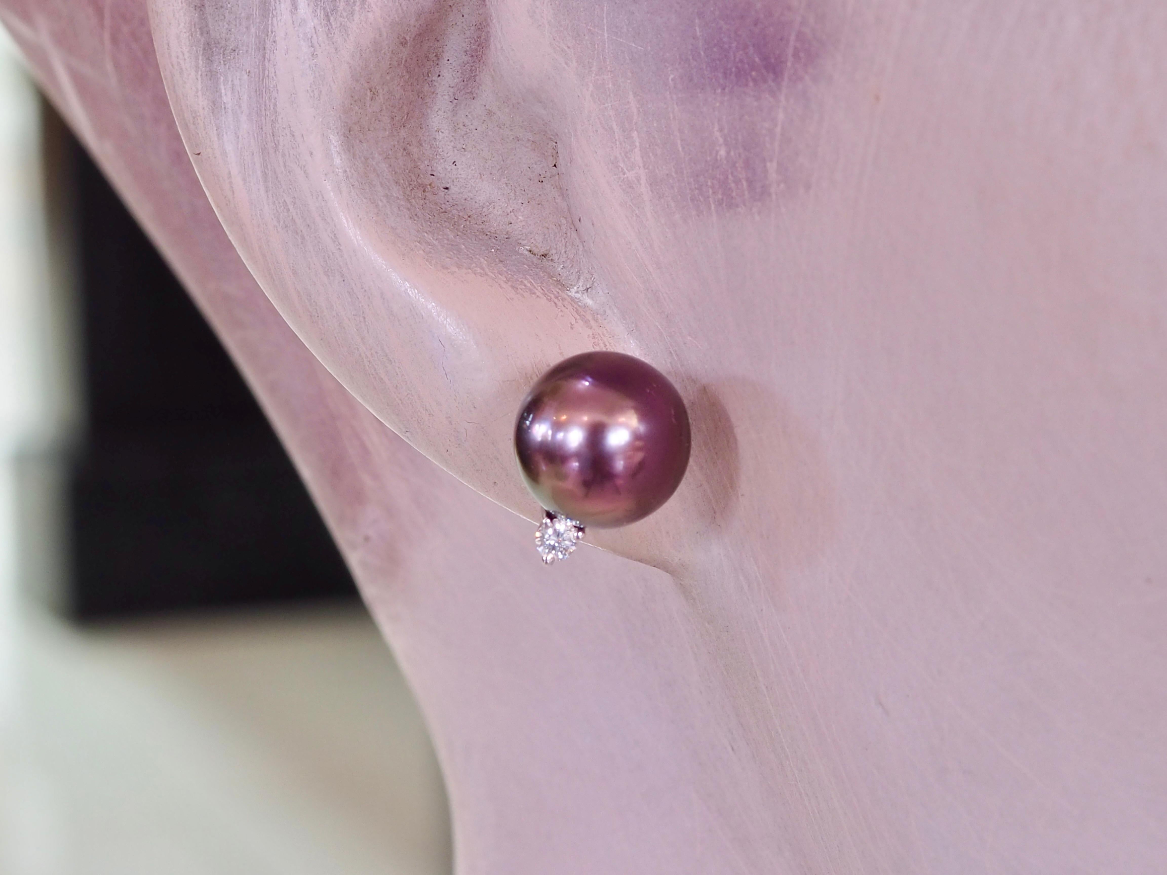 Boucles d'oreilles en or blanc 18 carats perle de Tahiti aubergine rouge de 10 mm et diamant de 0,12 carats en vente 4