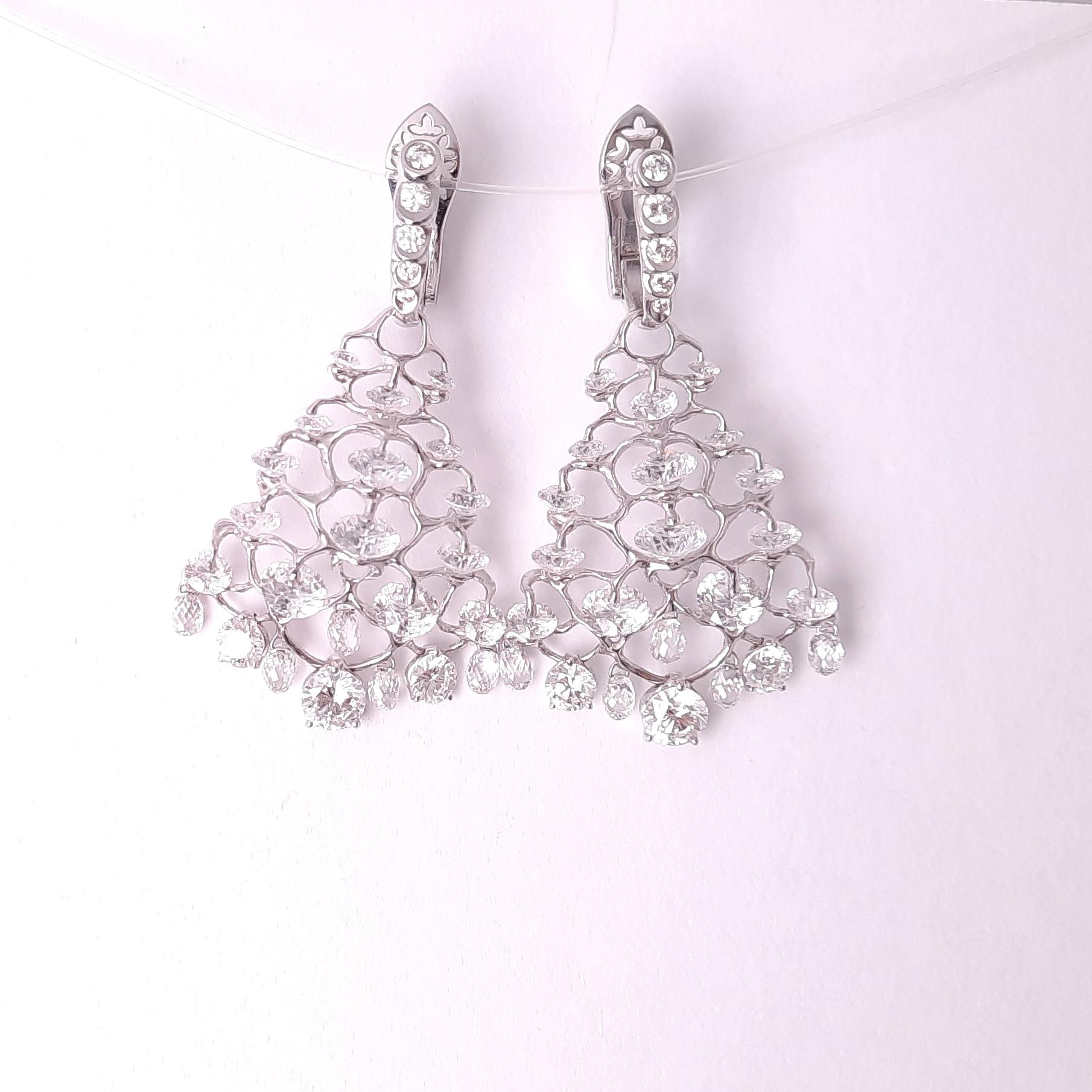 Over 11ct diamonds flow like water in the fountain design earrings. Round diamonds mounted in the international patent 