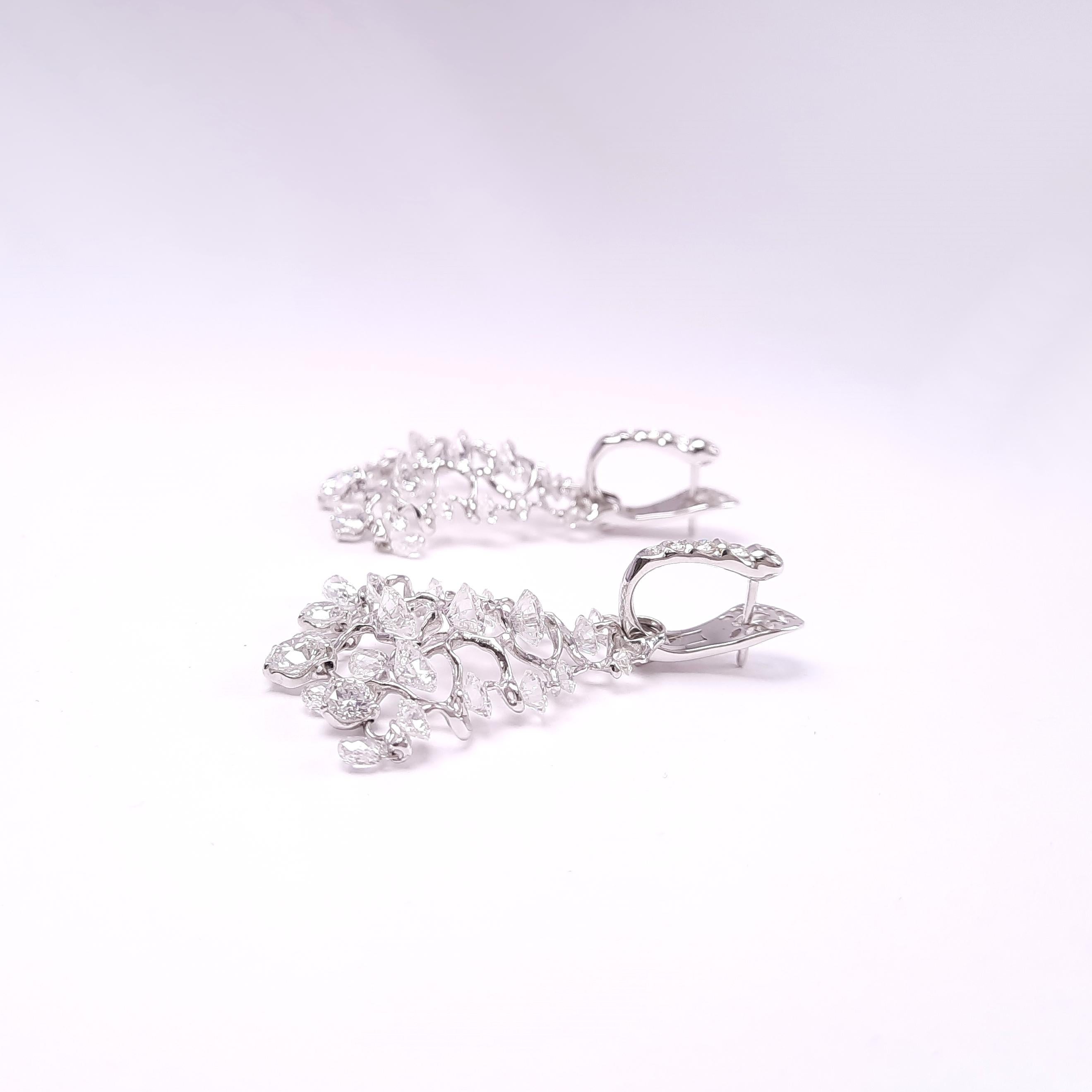 Taille ronde Boucles d'oreilles en or blanc 18 carats et diamants de 11 carats en vente