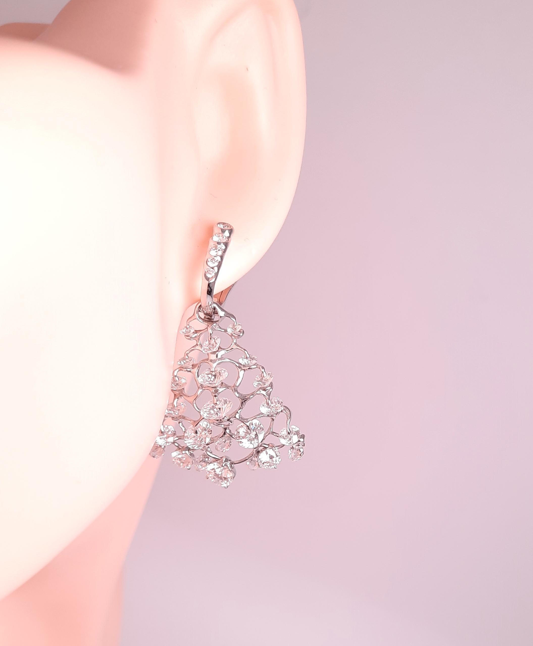 Boucles d'oreilles en or blanc 18 carats et diamants de 11 carats Pour femmes en vente