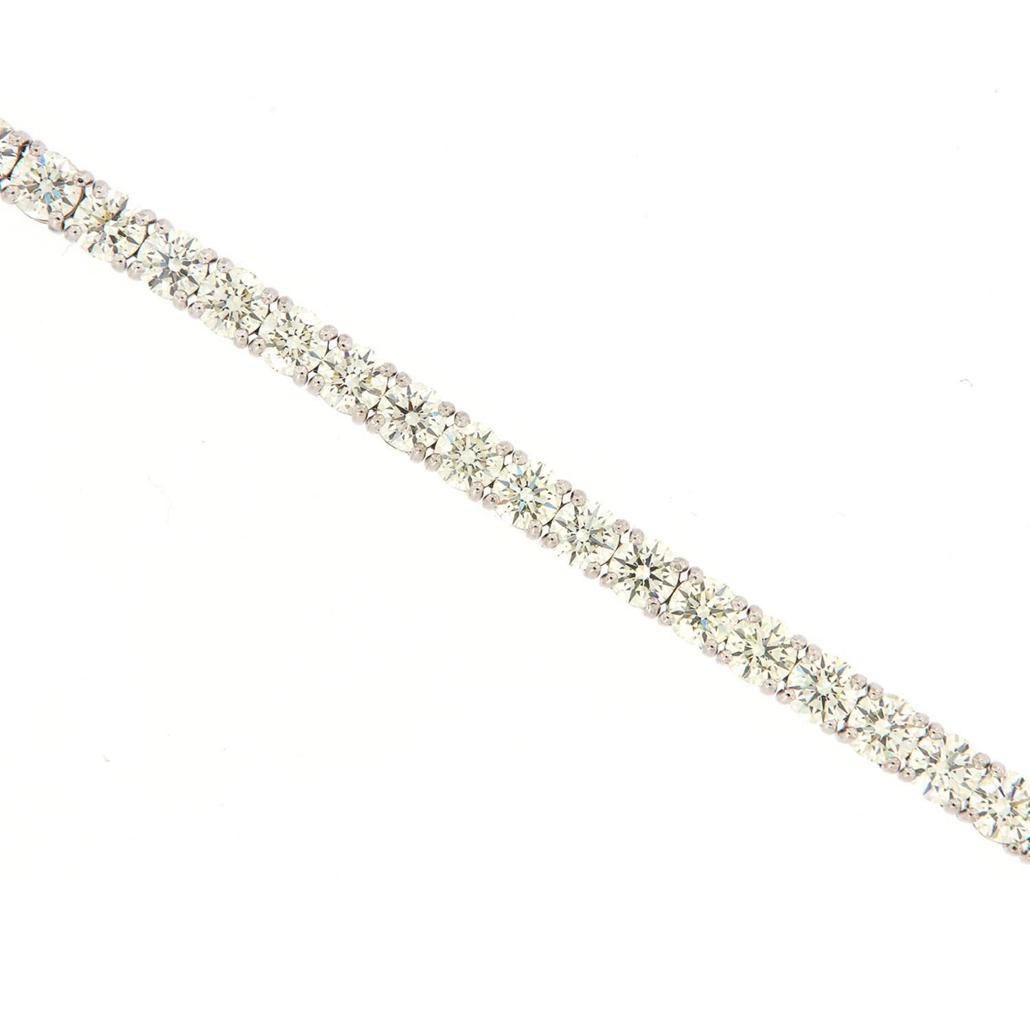 Round Cut 18K White Gold 11.03 Carat Diamond Tennis Bracelet For Sale