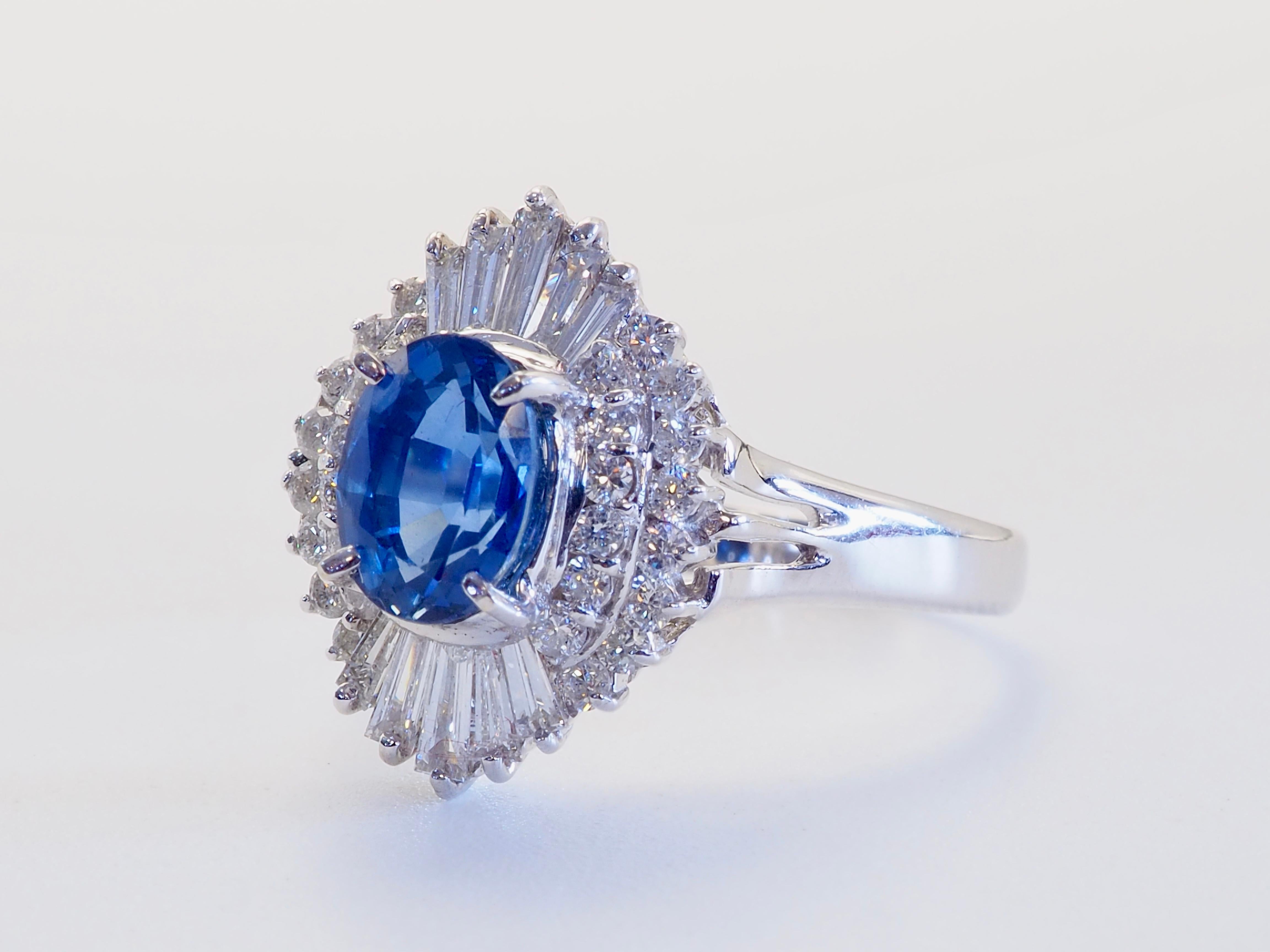 Dieser Ring im Ballerina-Stil zelebriert Eleganz und Bewegung mit einem 1,10 Karat schweren, oval geschliffenen kornblumenblauen Saphir - auffallend rein und voller Leben. Der zentrale Edelstein wird von einem strahlenden Halo aus 0,62 Karat