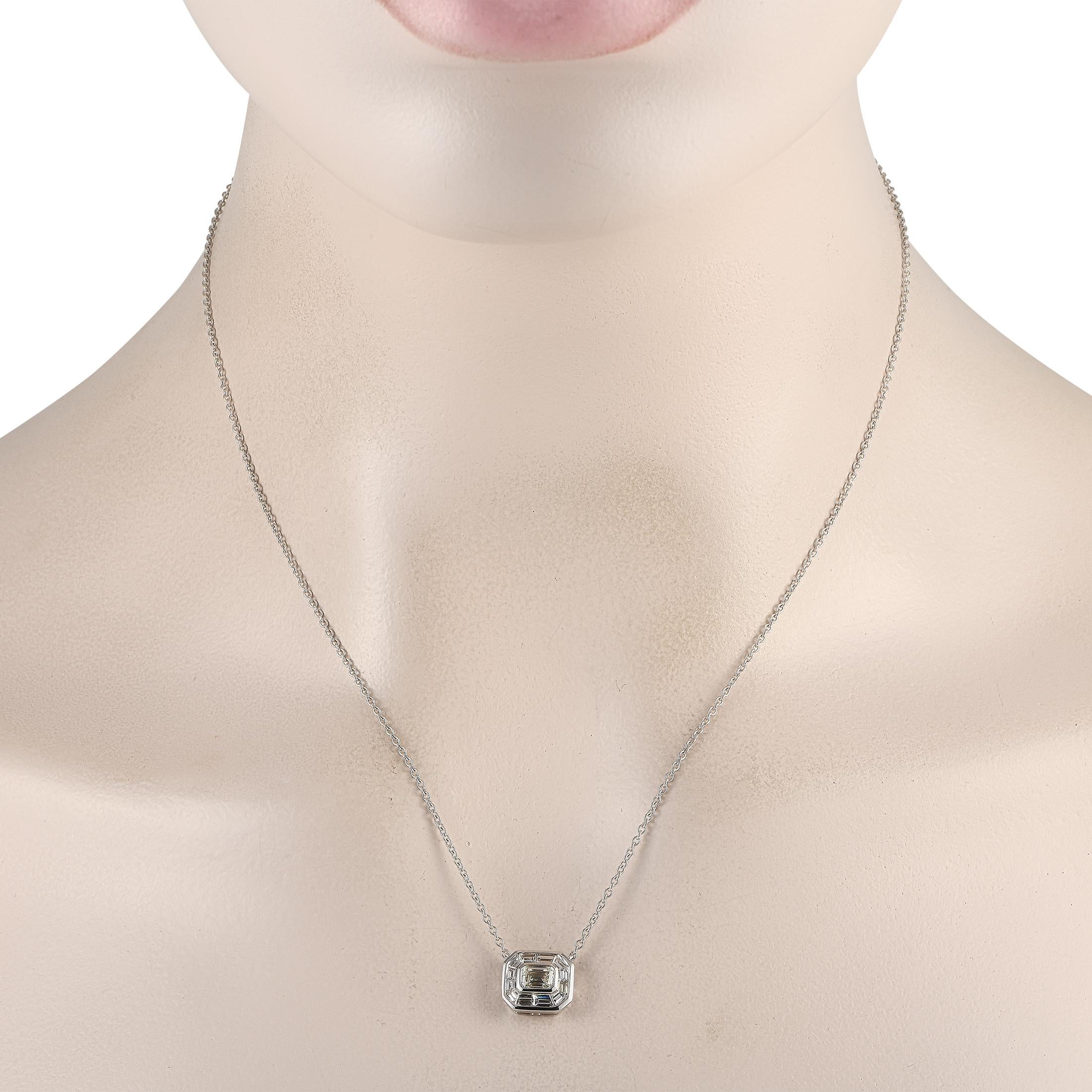 Ajoutez une touche d'éclat à n'importe quelle tenue avec ce collier impressionnant. Au centre, un pendentif en or blanc 18 carats mesurant 0,45 rond brille de mille feux grâce à des diamants taillés en escalier d'un poids total de 1,10 carats. Ce