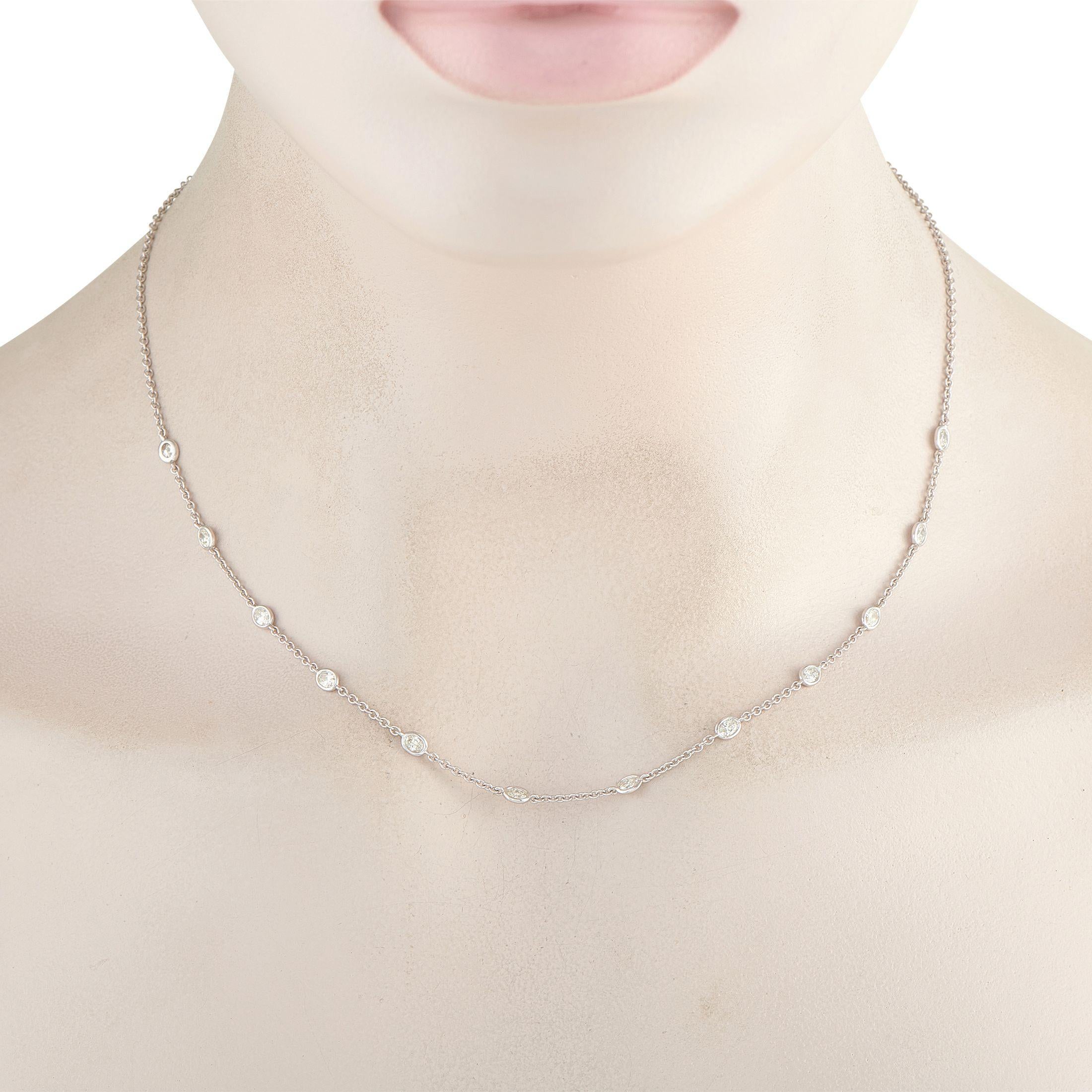 Un collar de diamantes chic y sencillo para añadir un toque extra a tus looks cotidianos. Esta pieza está elaborada en oro blanco de 18 quilates y presenta diamantes ovalados en engaste de bisel delicadamente distribuidos por la cadena de 17
