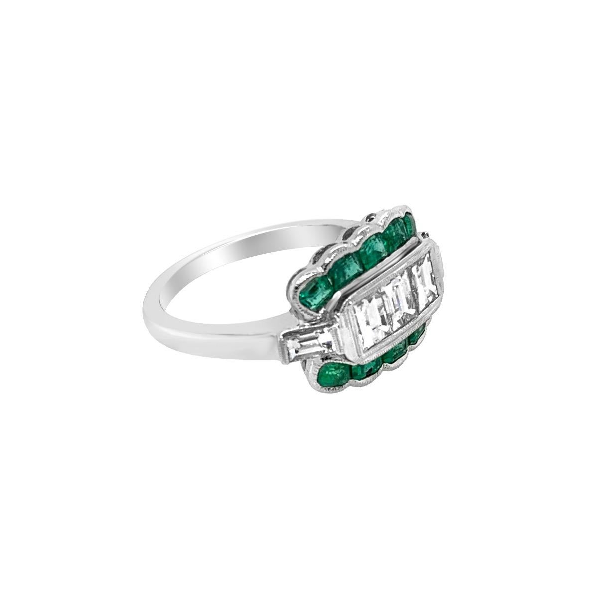18 Karat White Gold 1.10 Carat Emerald and Diamond Ring In New Condition For Sale In New York, NY