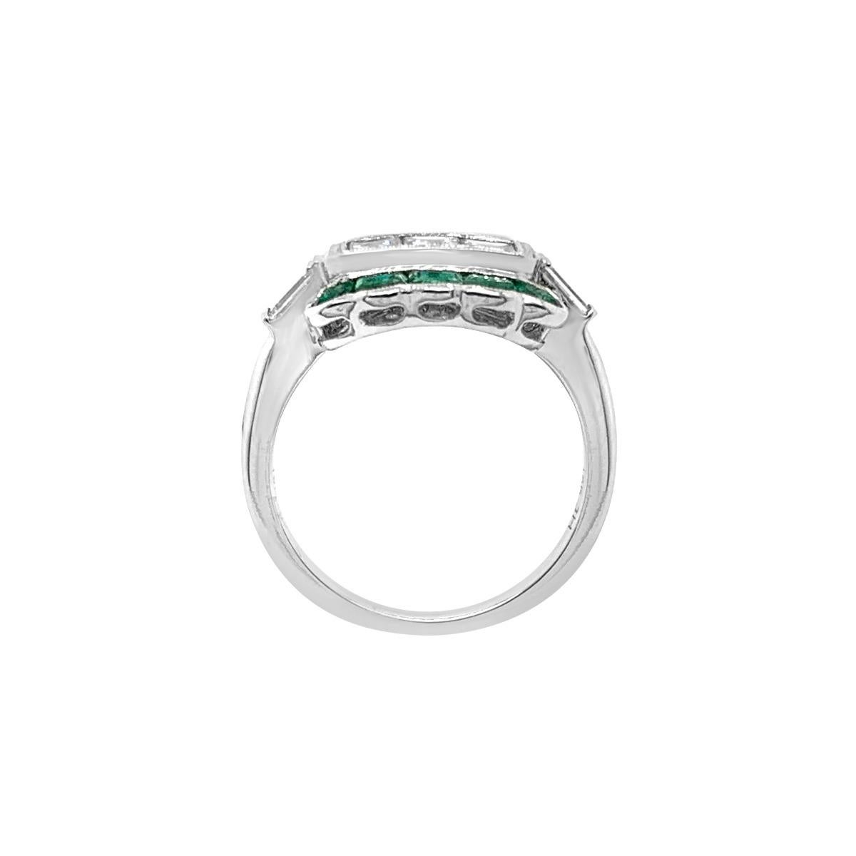 Women's or Men's 18 Karat White Gold 1.10 Carat Emerald and Diamond Ring For Sale