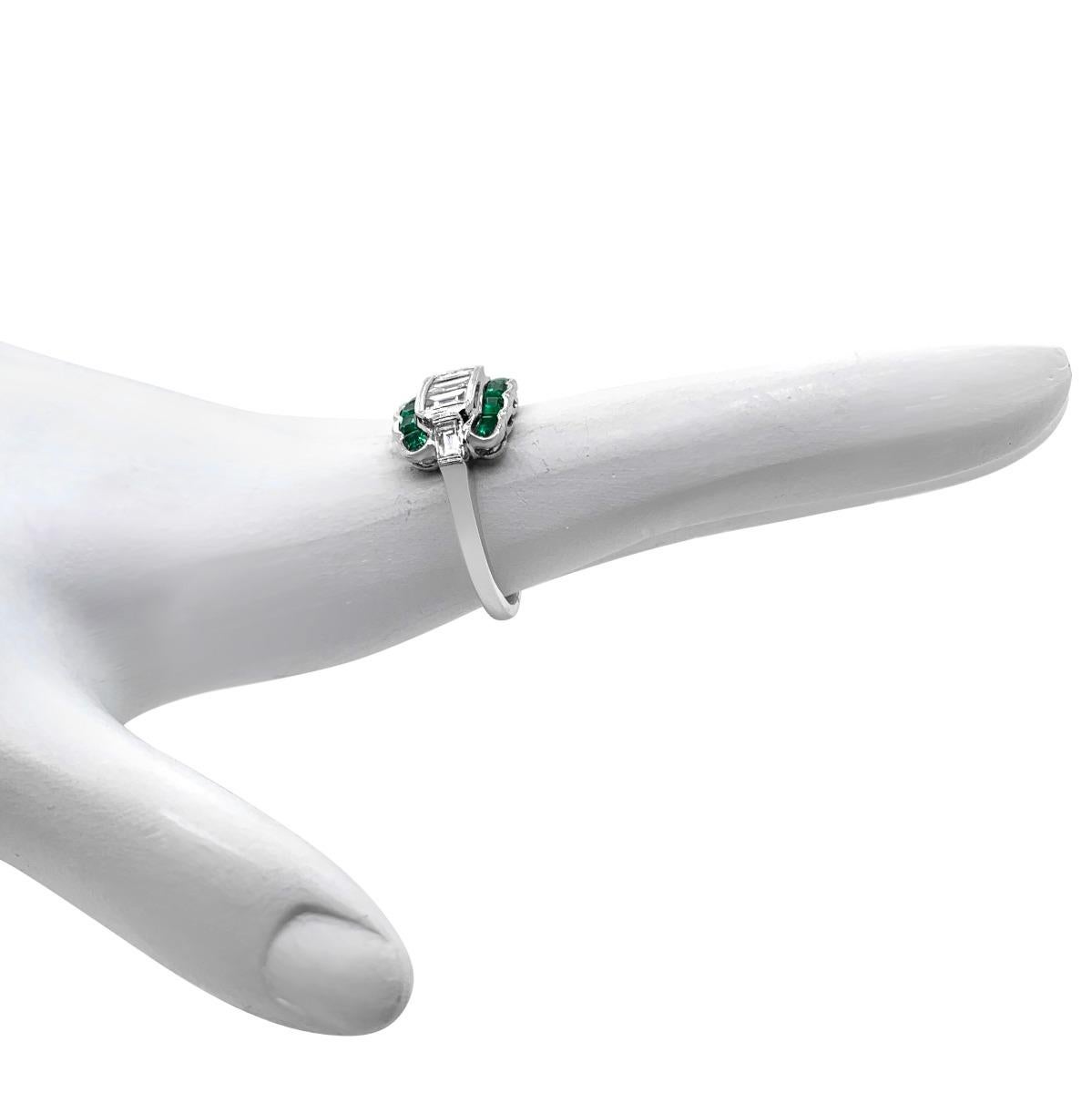 18 Karat White Gold 1.10 Carat Emerald and Diamond Ring For Sale 1