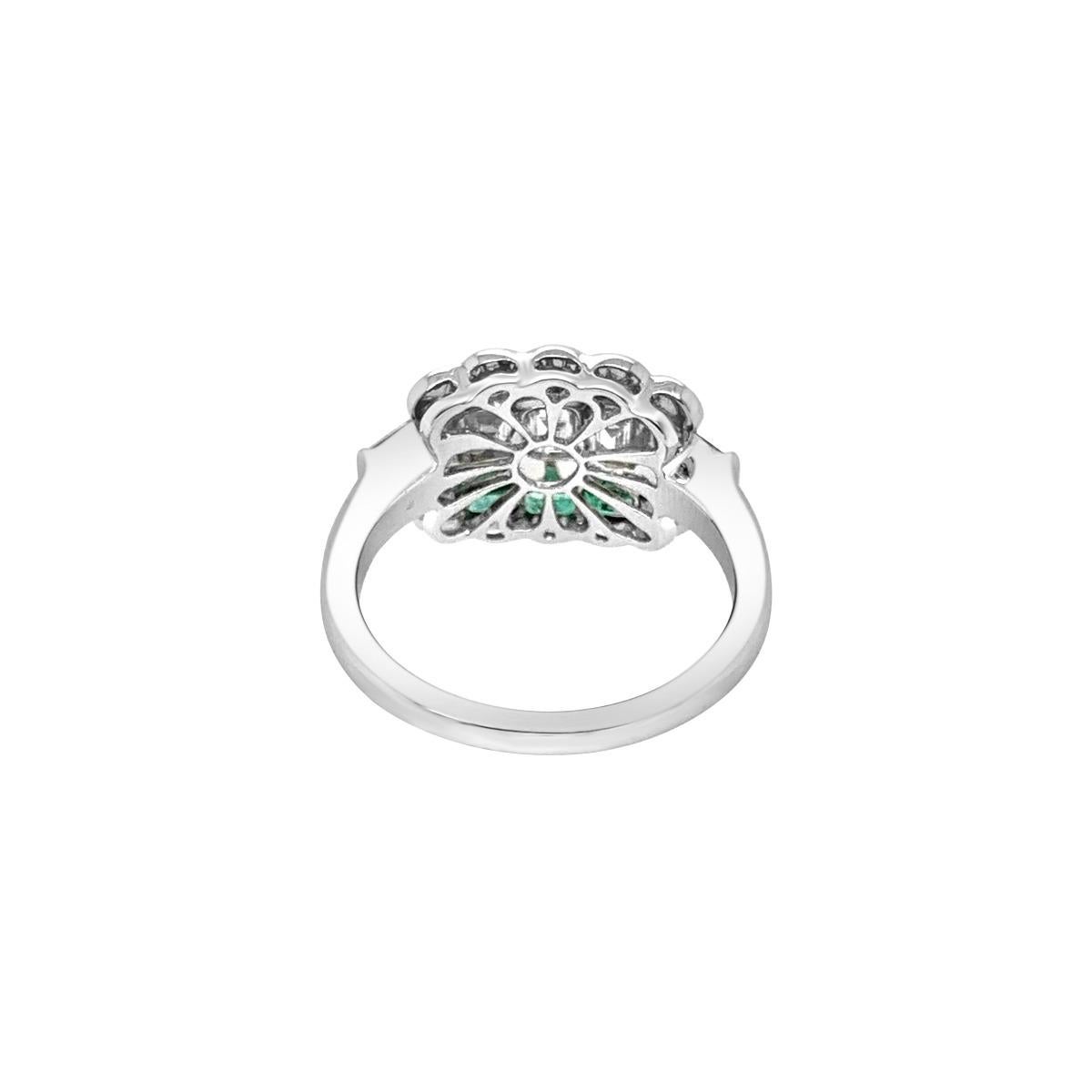 18 Karat White Gold 1.10 Carat Emerald and Diamond Ring For Sale 2