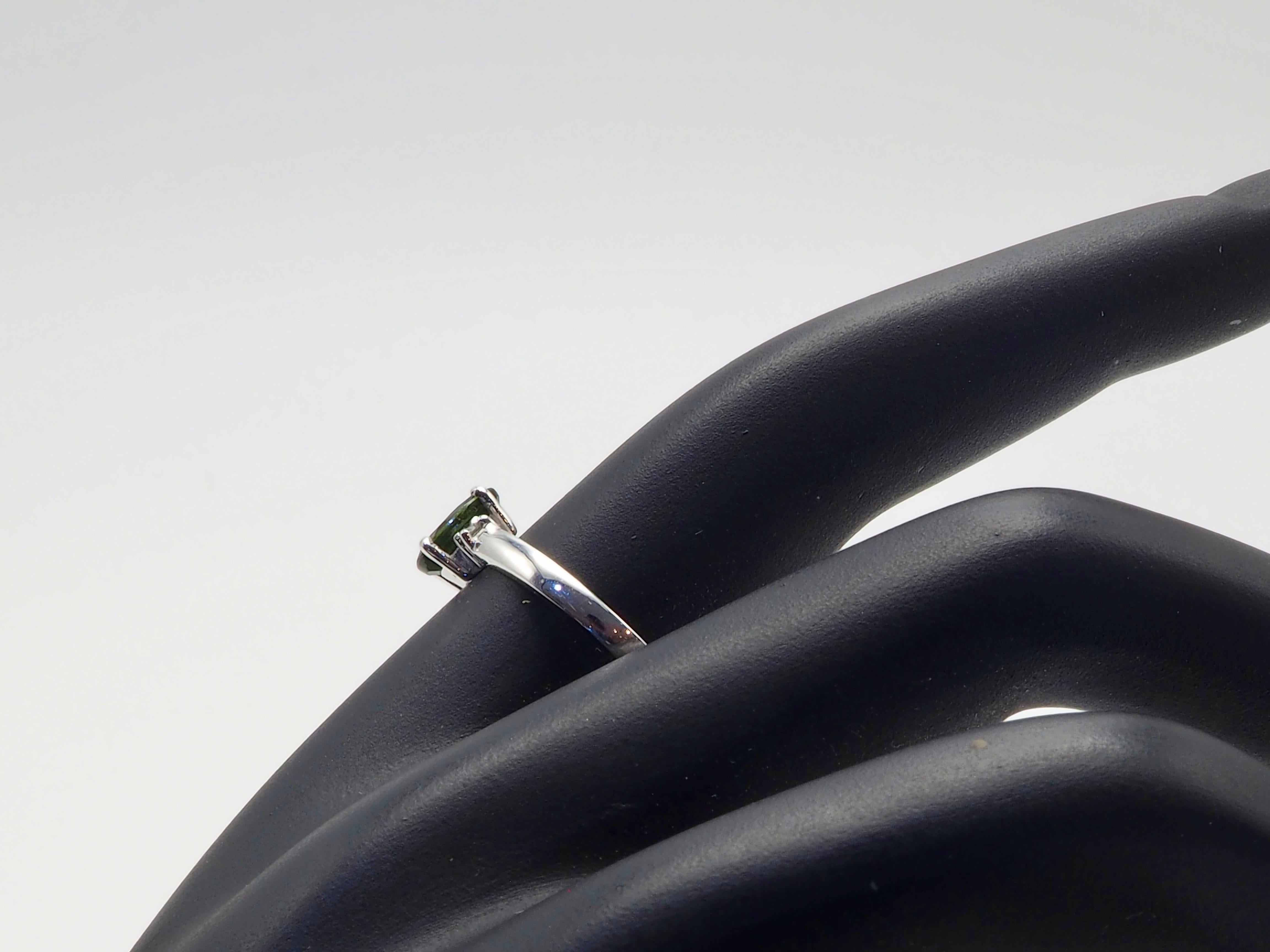 18K White Gold 1.10ct Oval Green Sapphire & 0.06ct Diamond Fine Ring For Sale 1