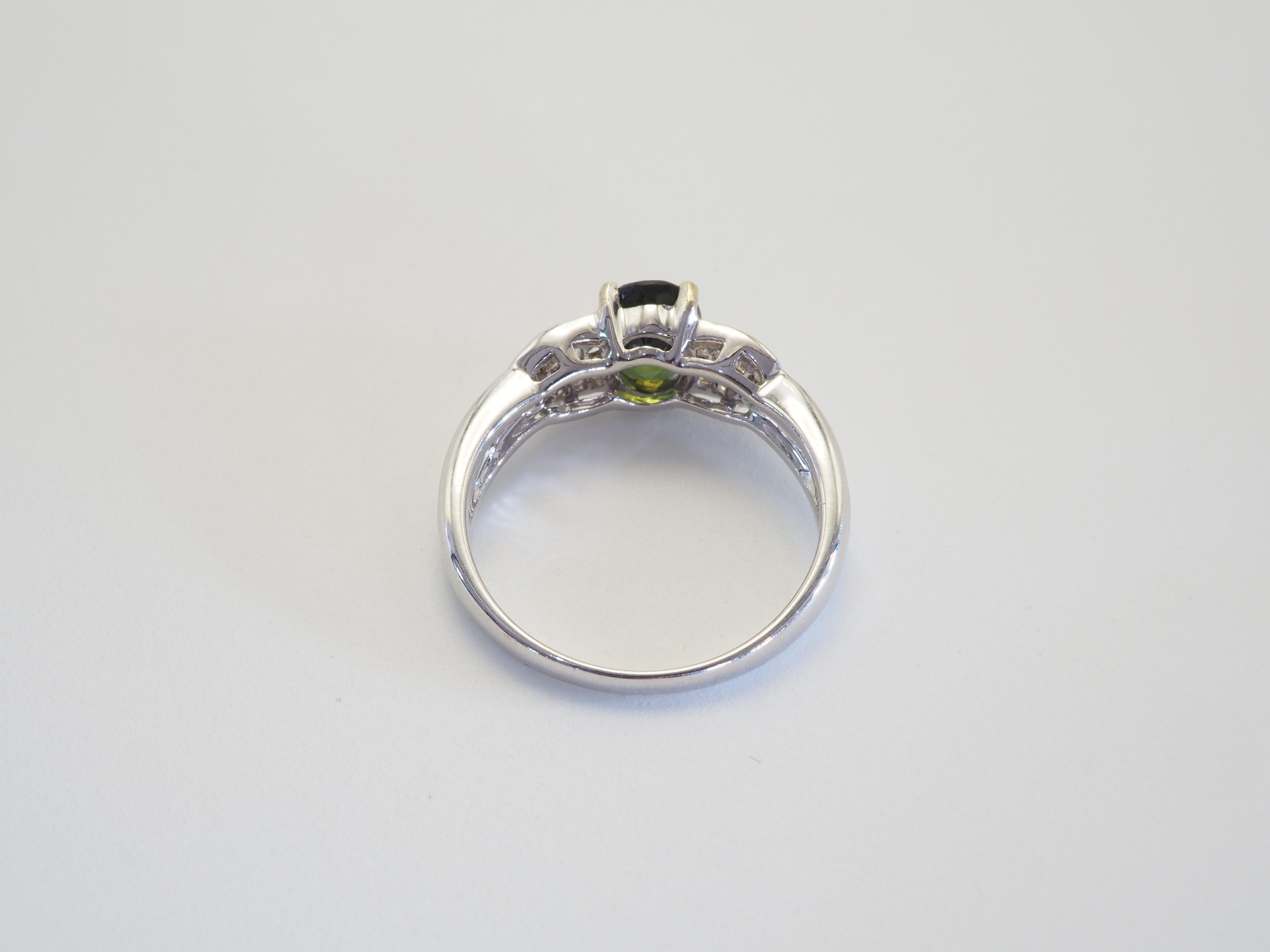 Women's 18K White Gold 1.10ct Oval Green Sapphire & 0.26ct Baguette Diamond Ring For Sale