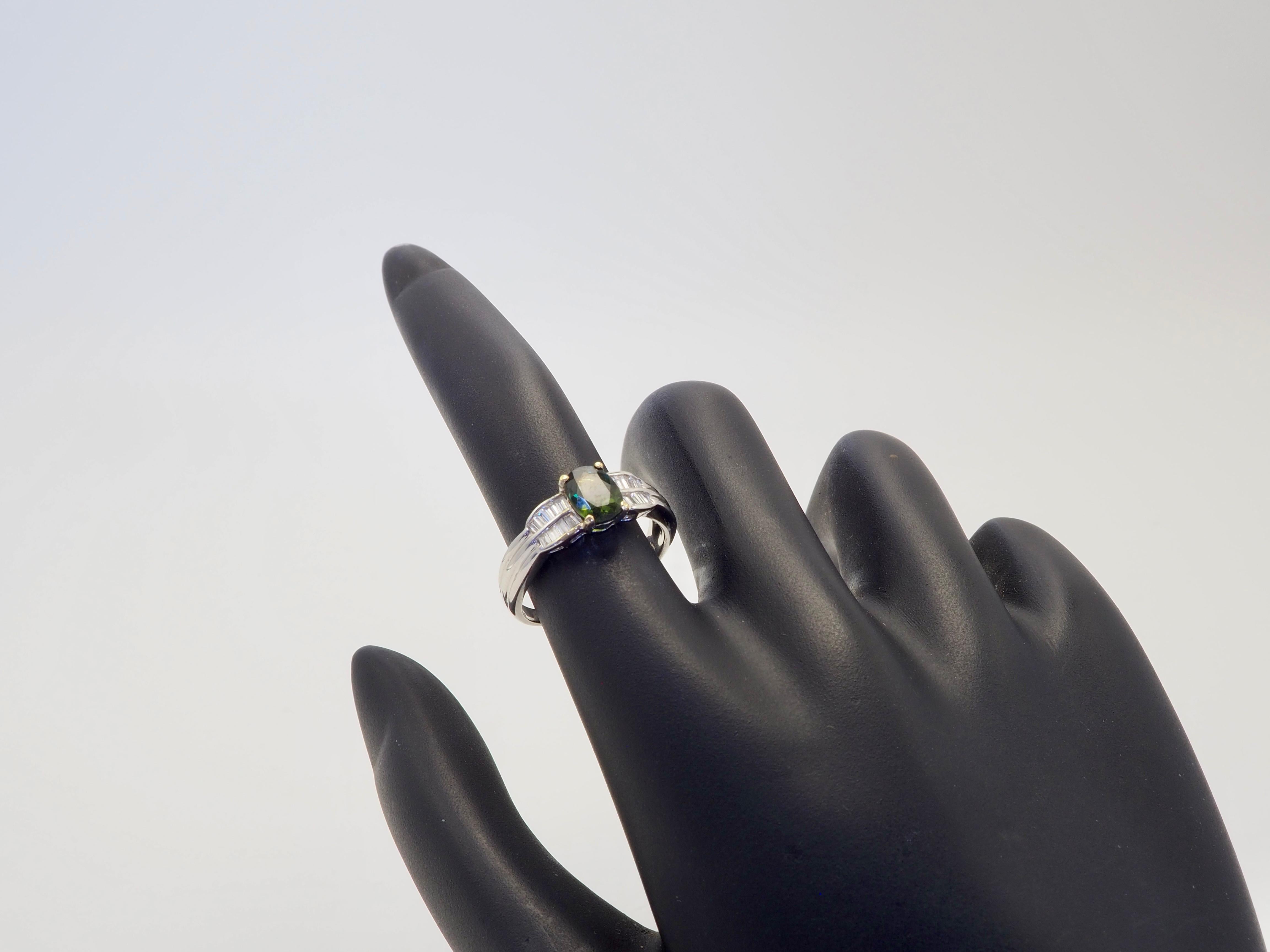 18K White Gold 1.10ct Oval Green Sapphire & 0.26ct Baguette Diamond Ring For Sale 1