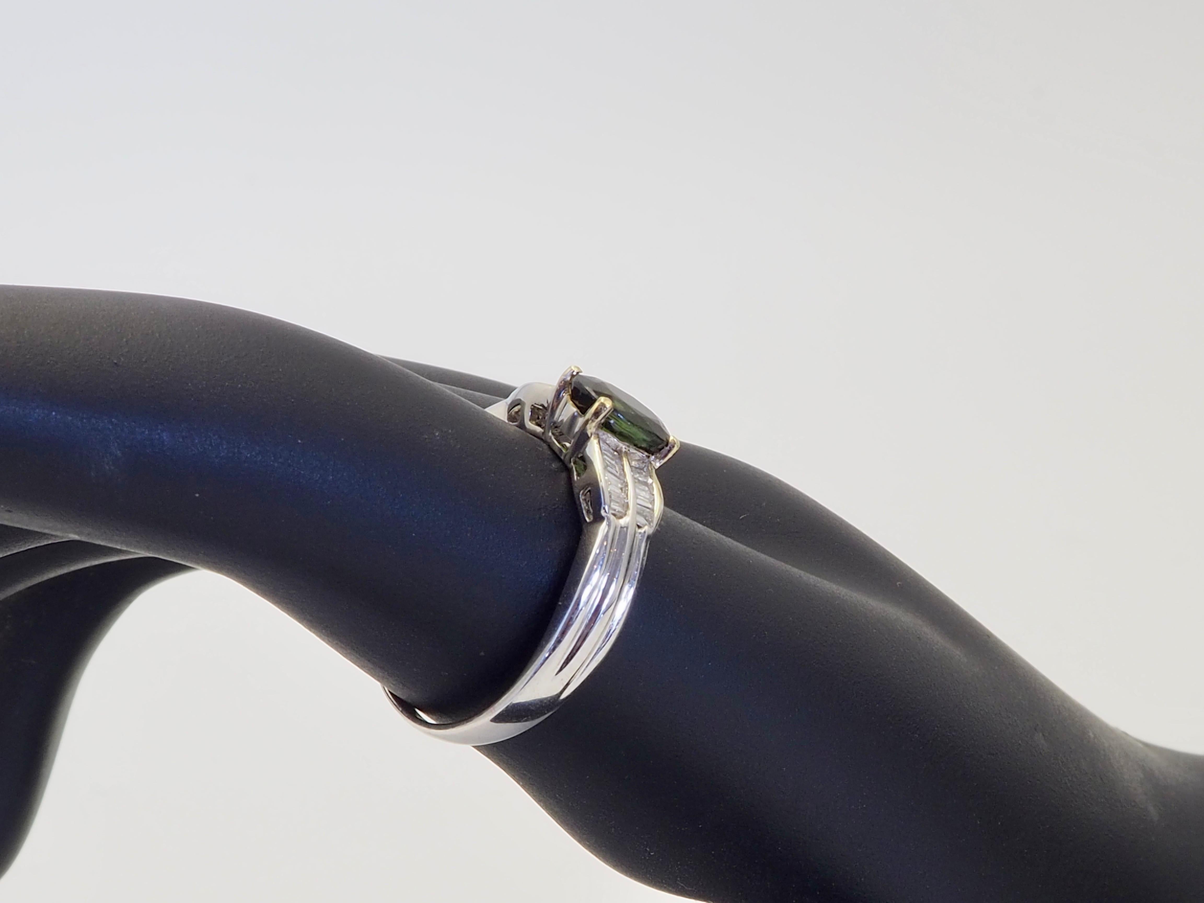 18K White Gold 1.10ct Oval Green Sapphire & 0.26ct Baguette Diamond Ring For Sale 3