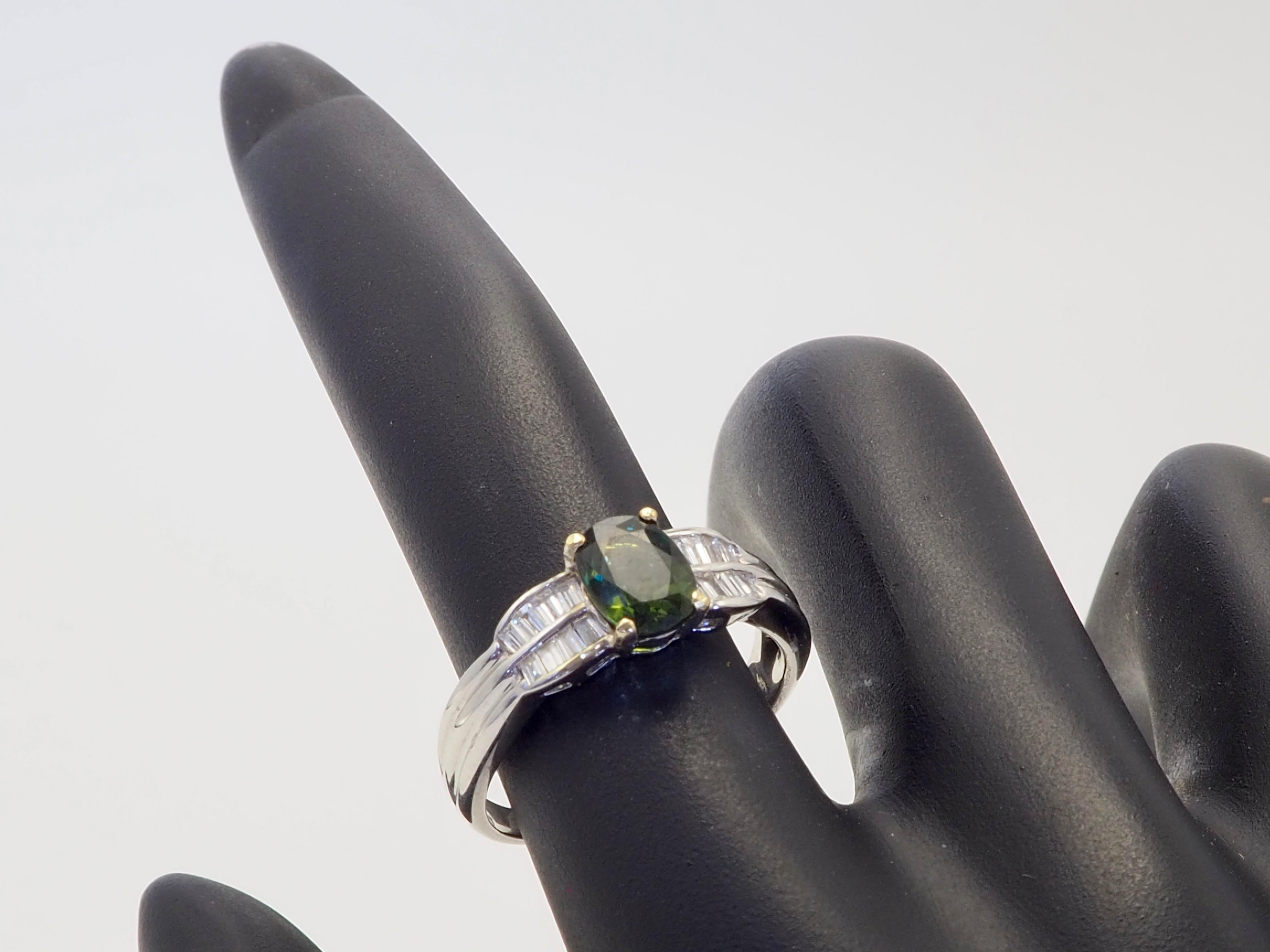 18K White Gold 1.10ct Oval Green Sapphire & 0.26ct Baguette Diamond Ring For Sale 4