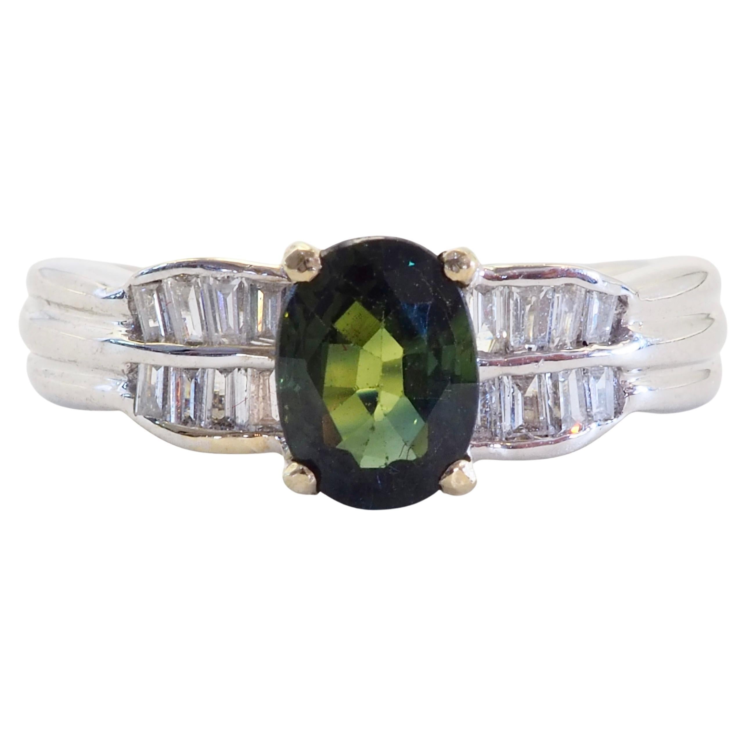 Anillo de oro blanco de 18 quilates con zafiro verde ovalado de 1,10 quilates y diamante baguette de 0,26 quilates