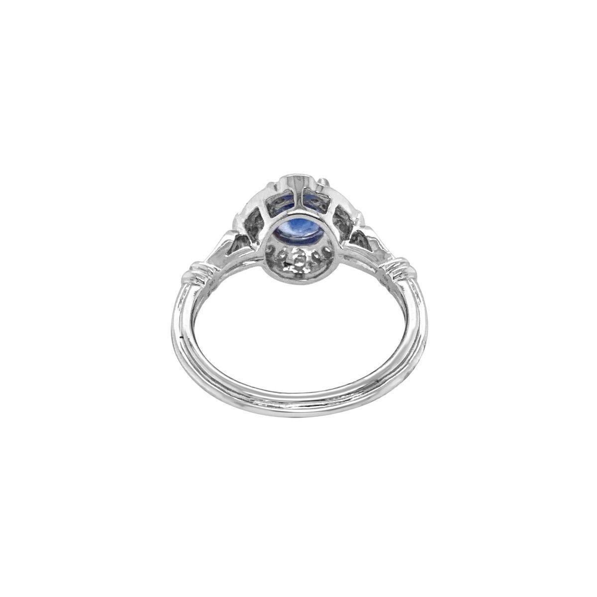 18 Karat White Gold 1.10 Carat Sapphire and Diamond Ring For Sale 2