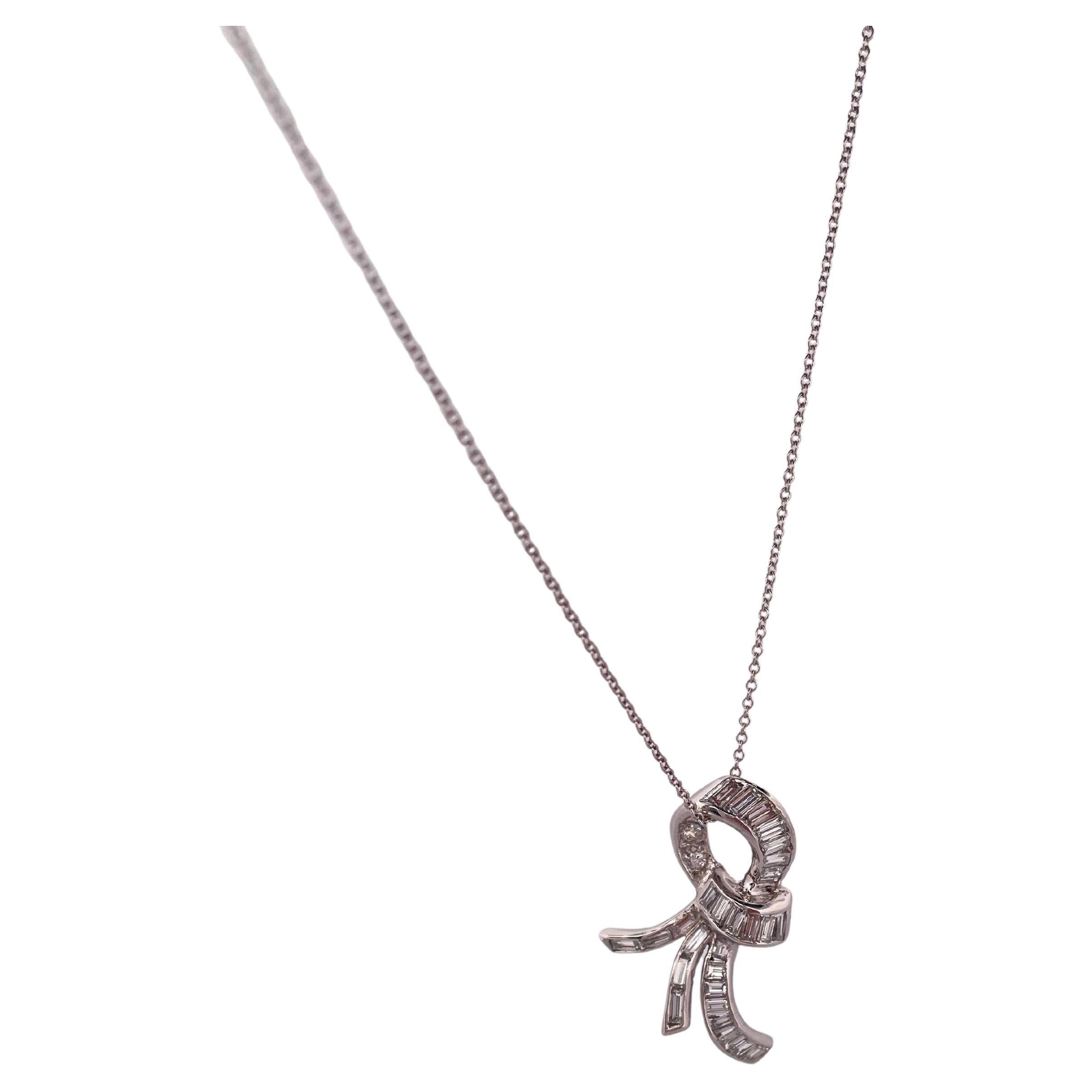 Ciondolo a nastro con diamante da 1,10 carati in oro bianco 18k su catena da 18" in oro bianco 18k in vendita