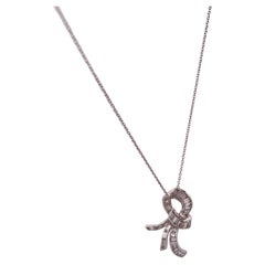 Ciondolo a nastro con diamante da 1,10 carati in oro bianco 18k su catena da 18" in oro bianco 18k