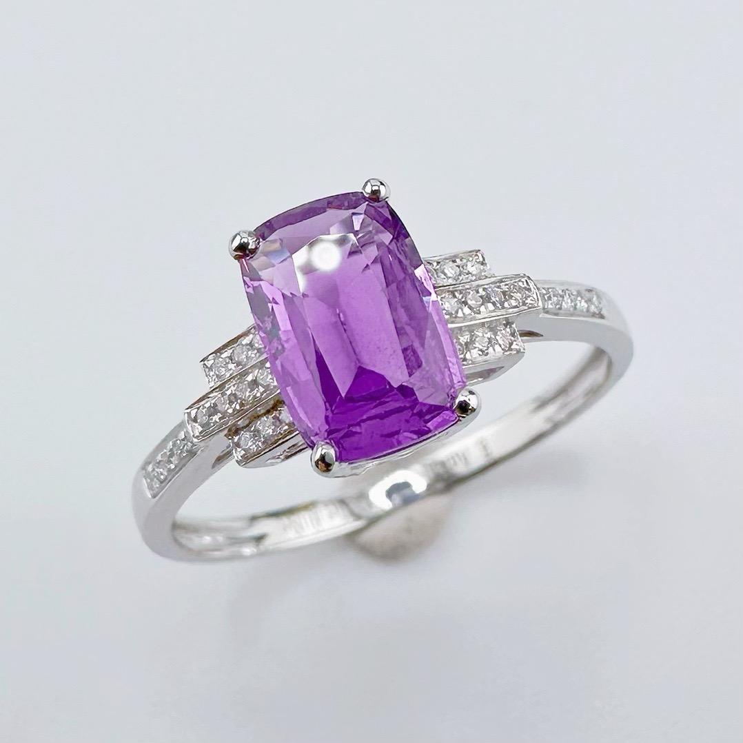 Moderno Anello con zaffiro viola non riscaldato in oro bianco 18 carati da 1,11 carati e diamanti in vendita