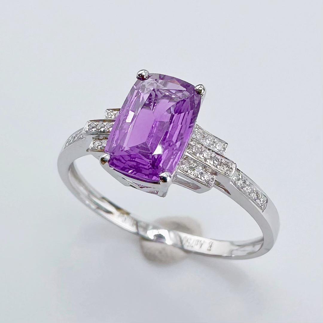 Taglio baguette Anello con zaffiro viola non riscaldato in oro bianco 18 carati da 1,11 carati e diamanti in vendita