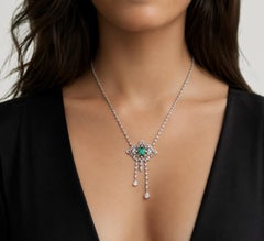 Collier en or blanc 18 carats, émeraude en forme de papillon et diamants de 1,12 carat