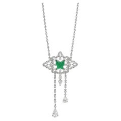 Collier en or blanc 18 carats, émeraude en forme de papillon et diamants de 1,12 carat