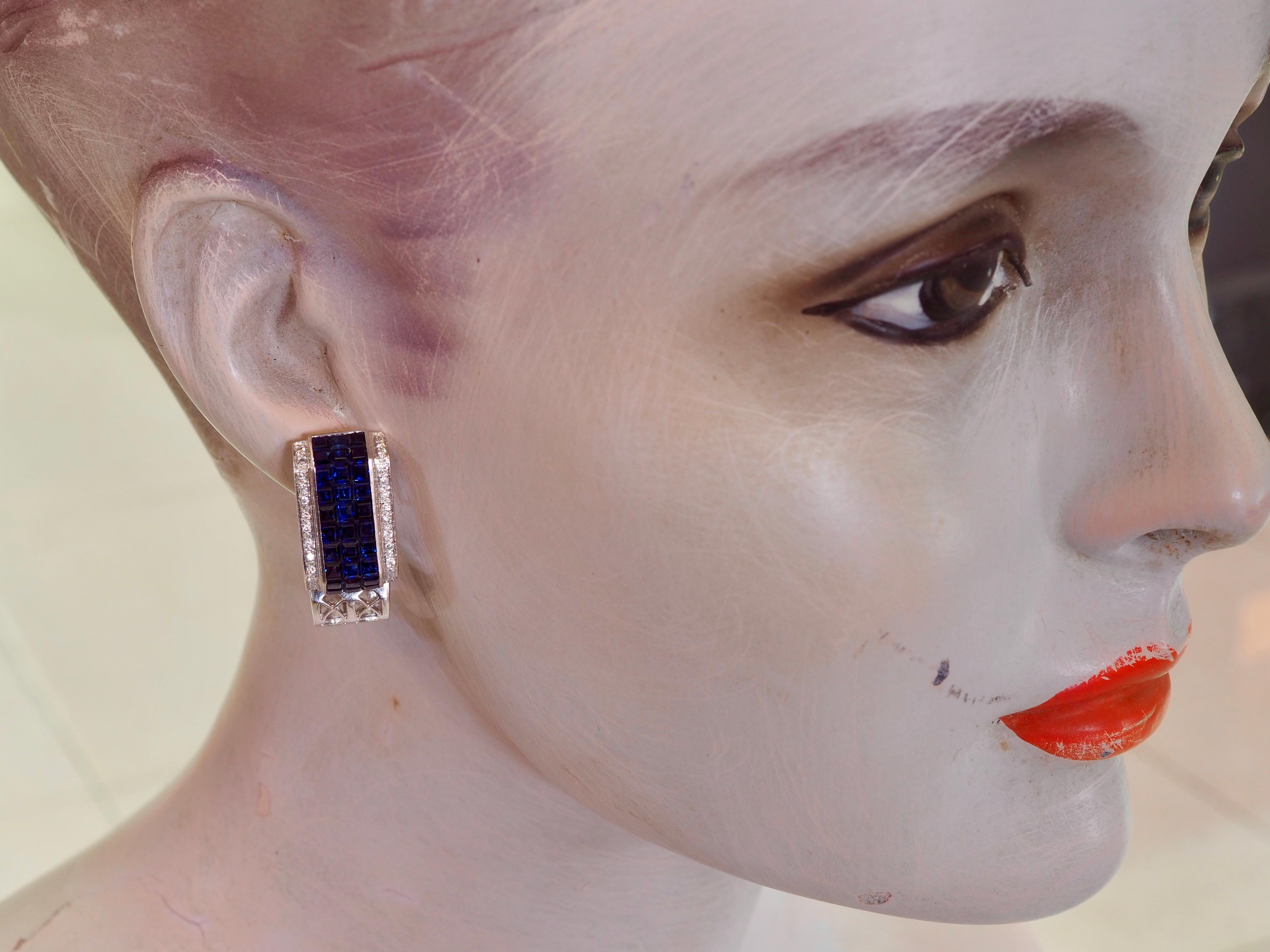 Boucles d'oreilles invisibles en or blanc 18 carats, saphir bleu carré 11,22 carats et diamant 0,37 carat Unisexe en vente